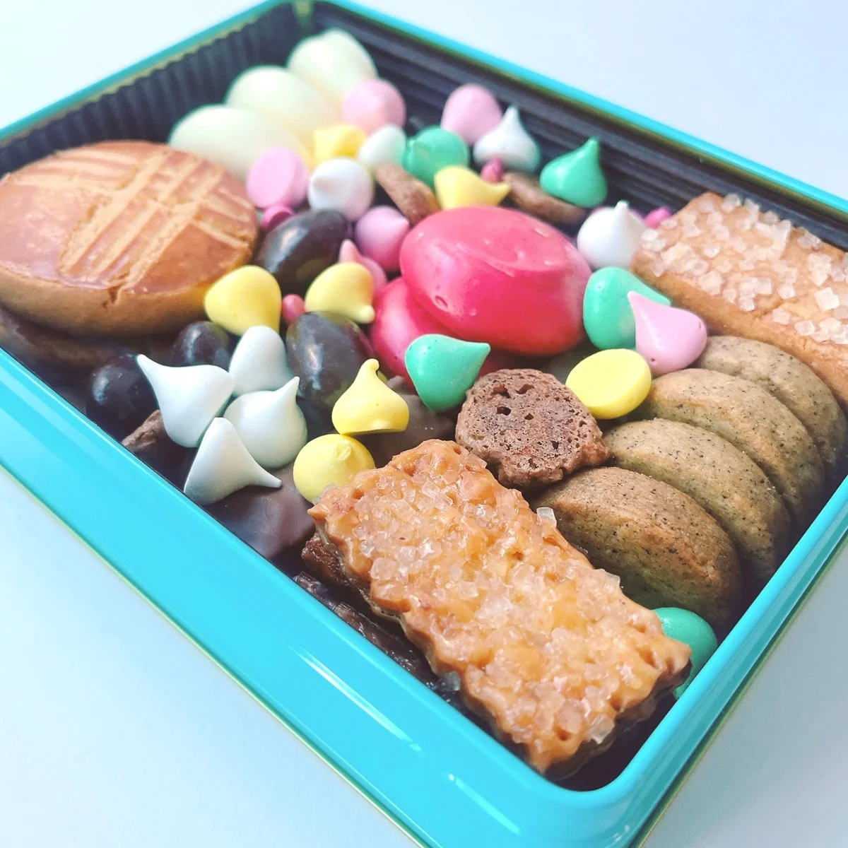 2026年新年バージョンの限定缶も登場！【ホテルニューオータニ パン＆ケーキ「パティスリーSATSUKI」｜チョコレート&クッキー缶】