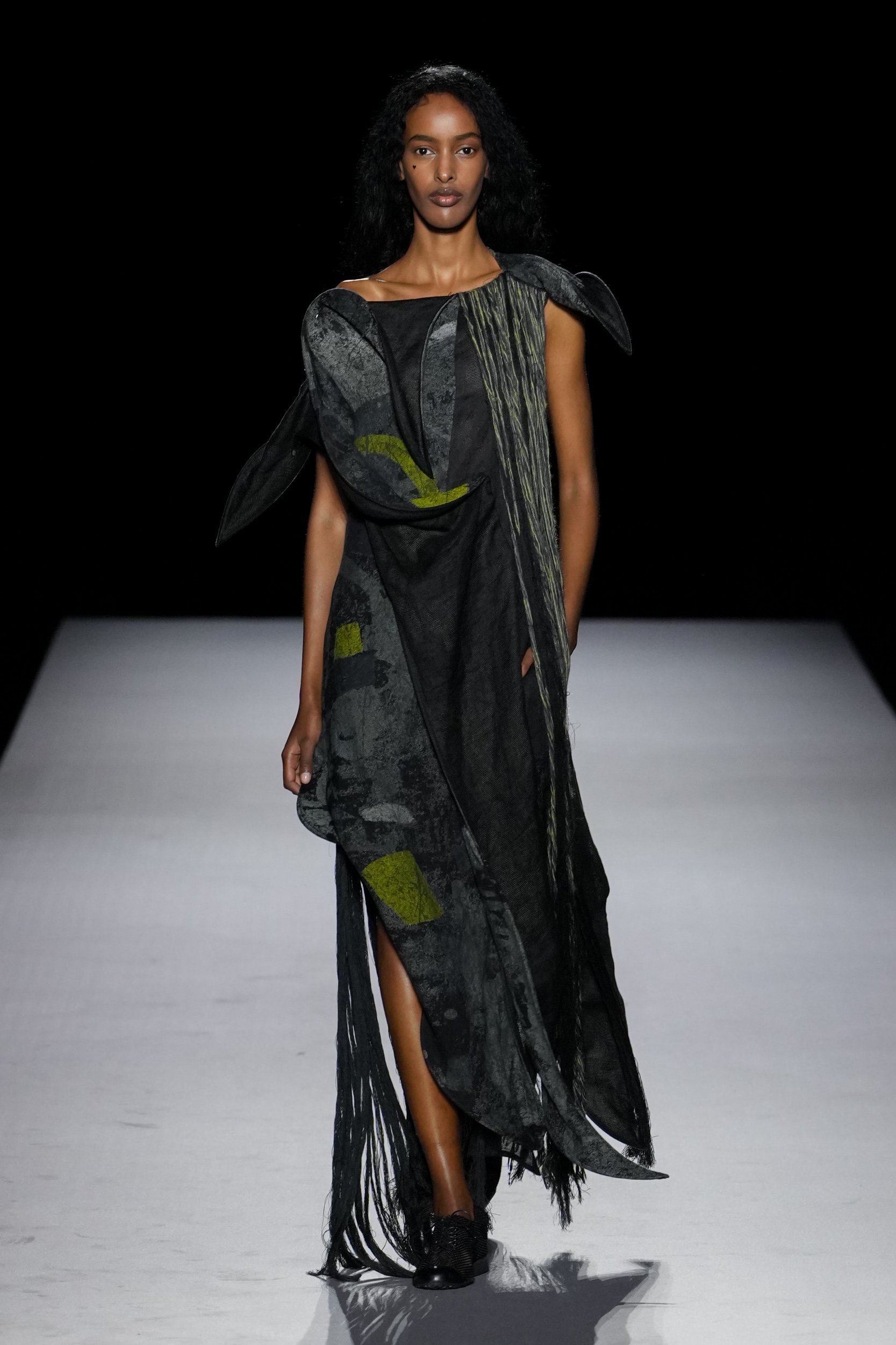 2027年春夏コレクション_YOHJI YAMAMOTO(ヨウジヤマモト)_モデル_16