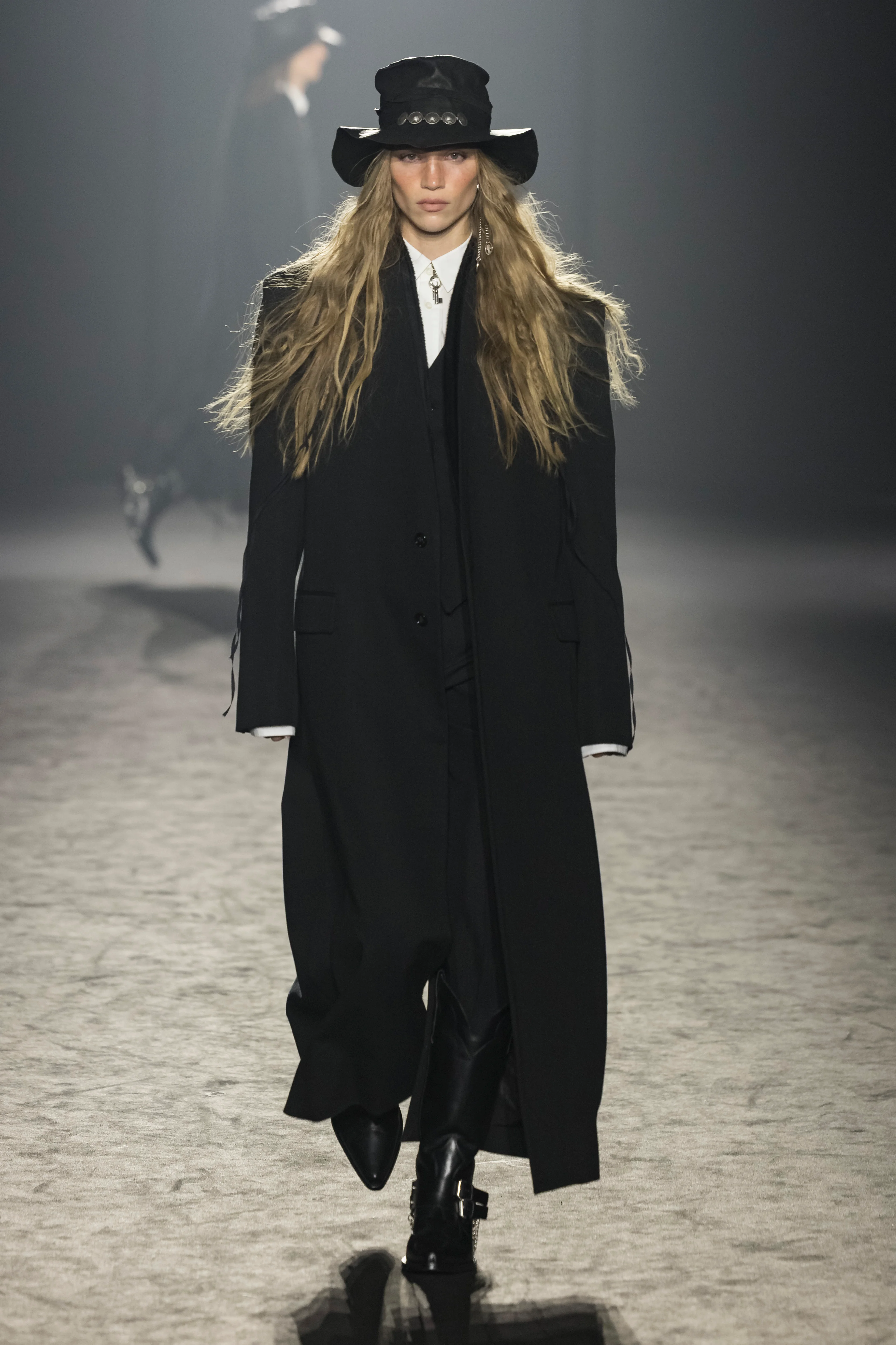 2025年秋冬コレクション_ANN DEMEULEMEESTER(アン ドゥムルメステール)_モデル_36