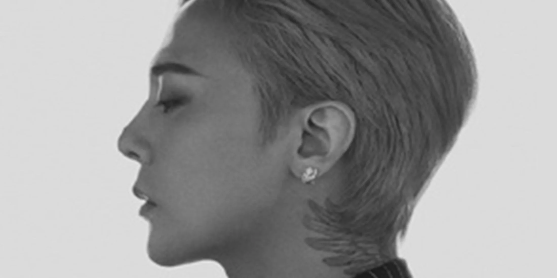 G-DRAGON初の展覧会「G-DRAGON MEDIA EXHIBITION : Übermensch」が東京・新宿住友ビル三角広場で開催