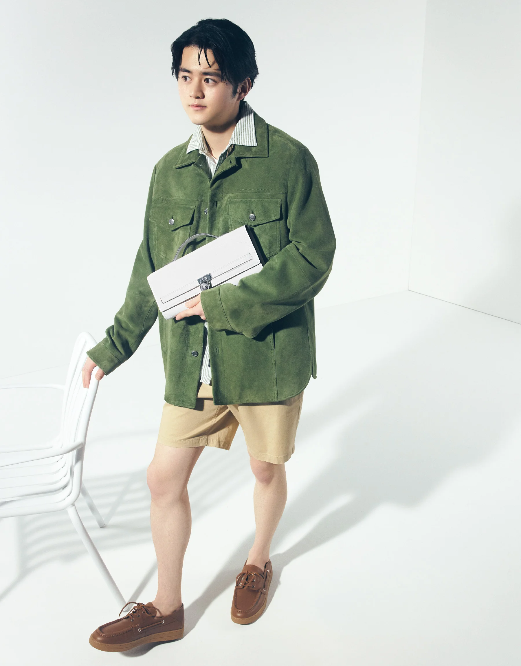 バッグ「ハミルトン・モダン EW レザー クラッチ」〈Ｈ13×Ｗ31×Ｄ4〉￥42,900（マイケル マイケル・コース）・ジャケット￥149,600・シャツ￥27,500・Ｔシャツ￥16,500・パンツ￥20,900・靴￥30,800（マイケル・コース メンズ）