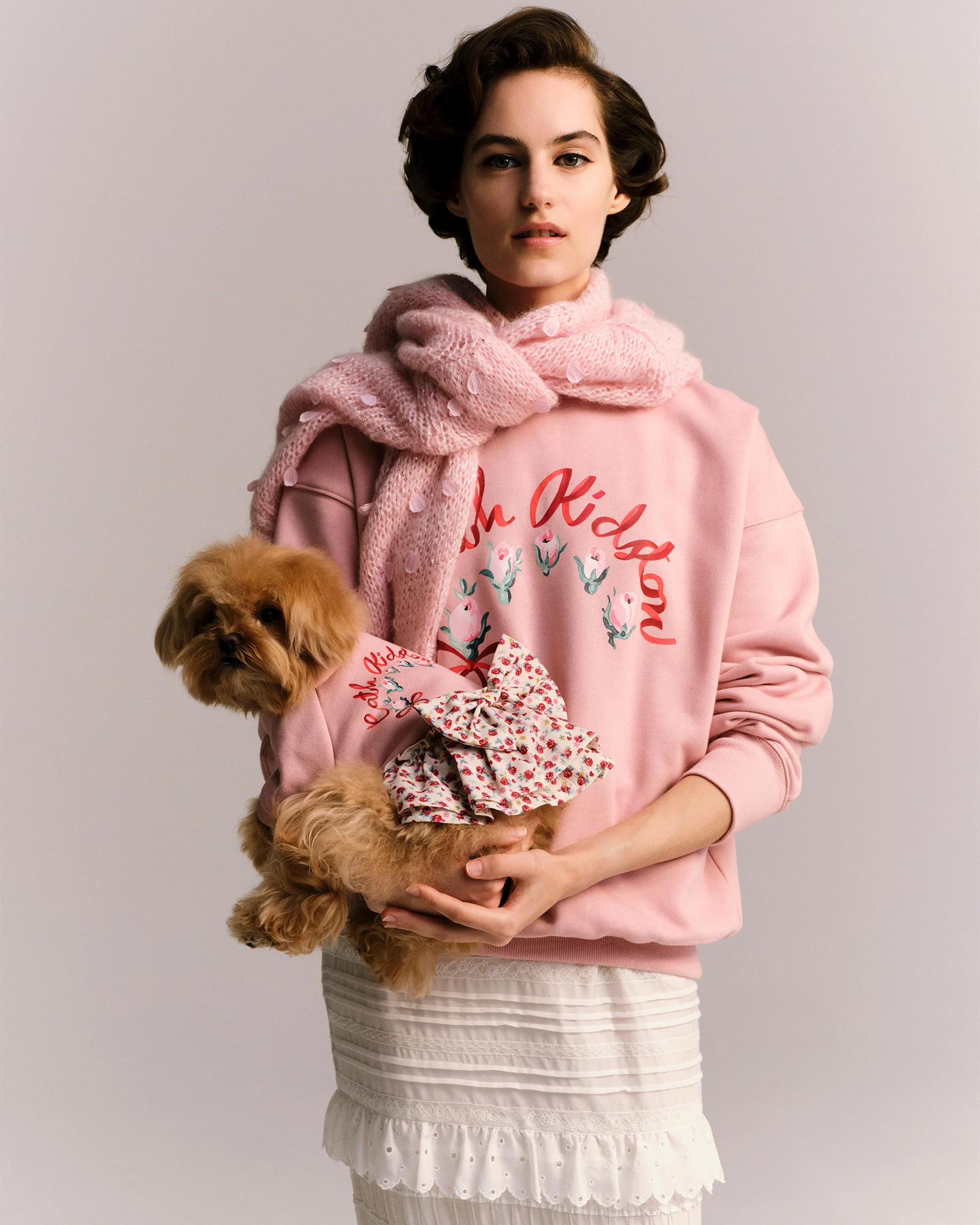 （ドッグ）スカートドッキングスウェットRose Heart Ditsy￥7,700・（モデル）スウェットRibbon Floral￥8,800／キャス キッドソン 表参道店（キャス キッドソン） 肩に巻いたカーディガン￥52,800・スカート￥48,400／ミュベール03-5615-8605
