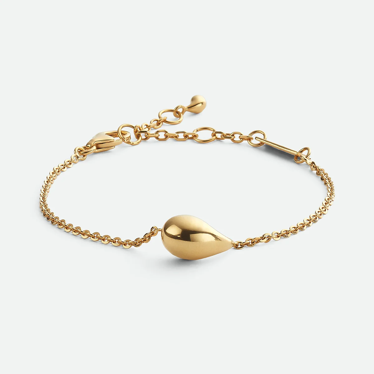 「ドロップ」ブレスレット￥90,200／ボッテガ・ヴェネタ ジャパン（ボッテガ・ヴェネタ）