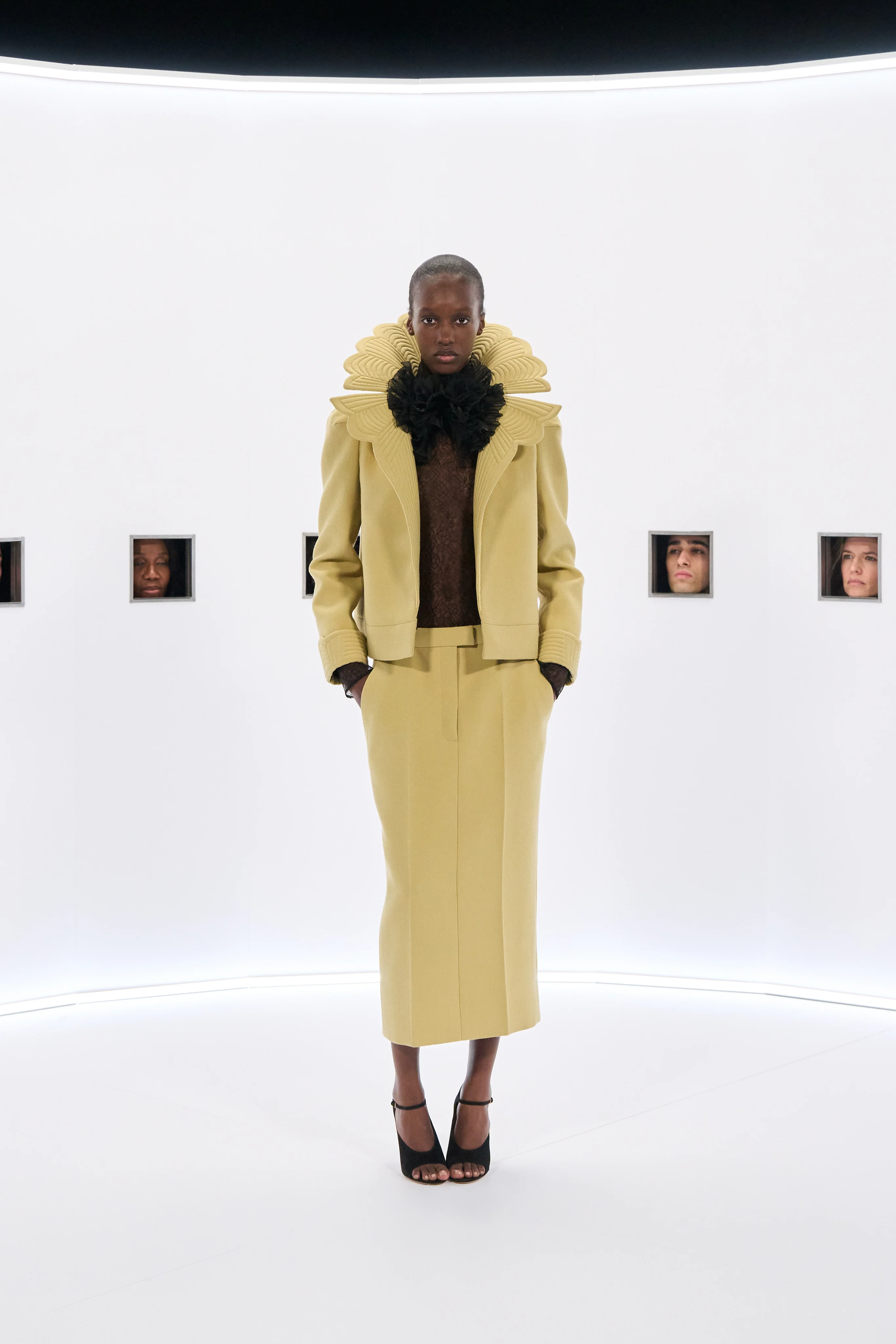 2026年春夏オートクチュールコレクション_VALENTINO(ヴァレンティノ)_モデル_16