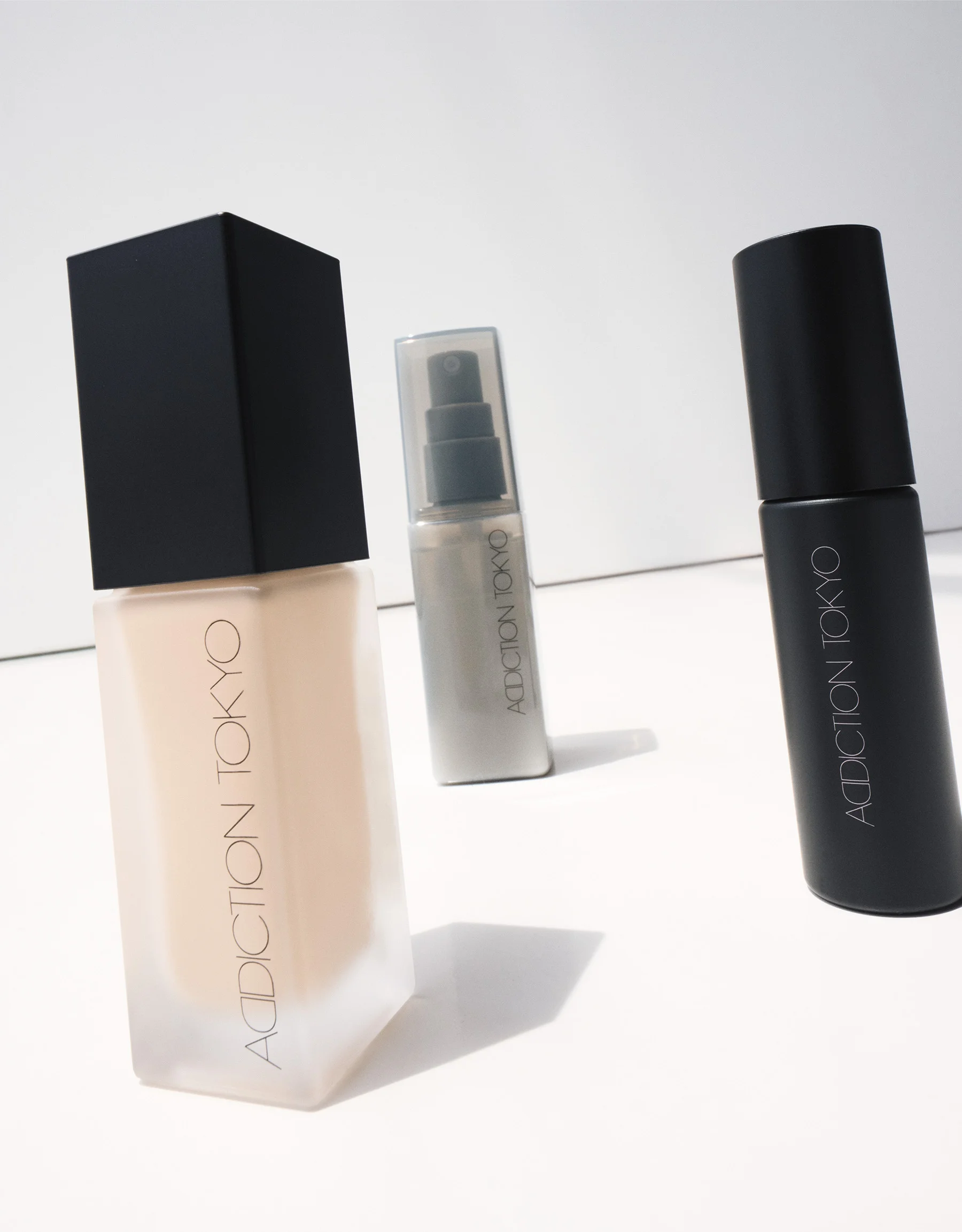 （右から）ブラー & ロック プライマー 30g SPF38・PA+++ ￥5,280、スムースマットロックミスト 70mL ￥3,300、ザ ファンデーション　コンフィデント フィックス 30mL SPF18〜22・PA+++ 全14色 ￥6,600／すべてADDICTION BEAUTY