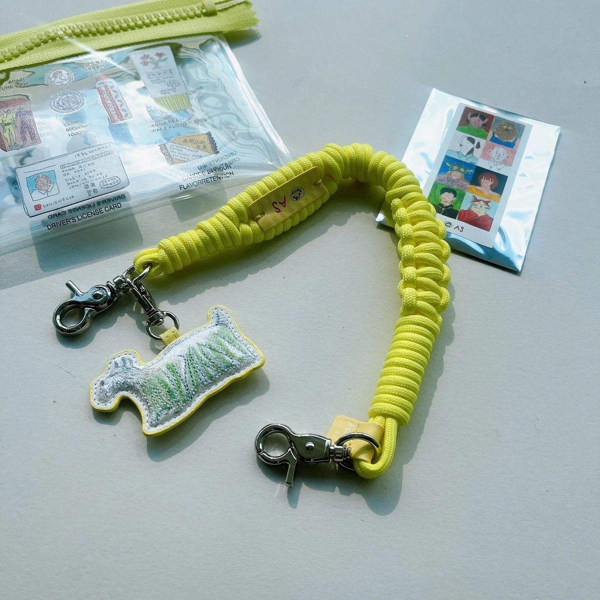 便利で可愛い【エーシーン×コンビニエンスヤング】のスマホストラップ