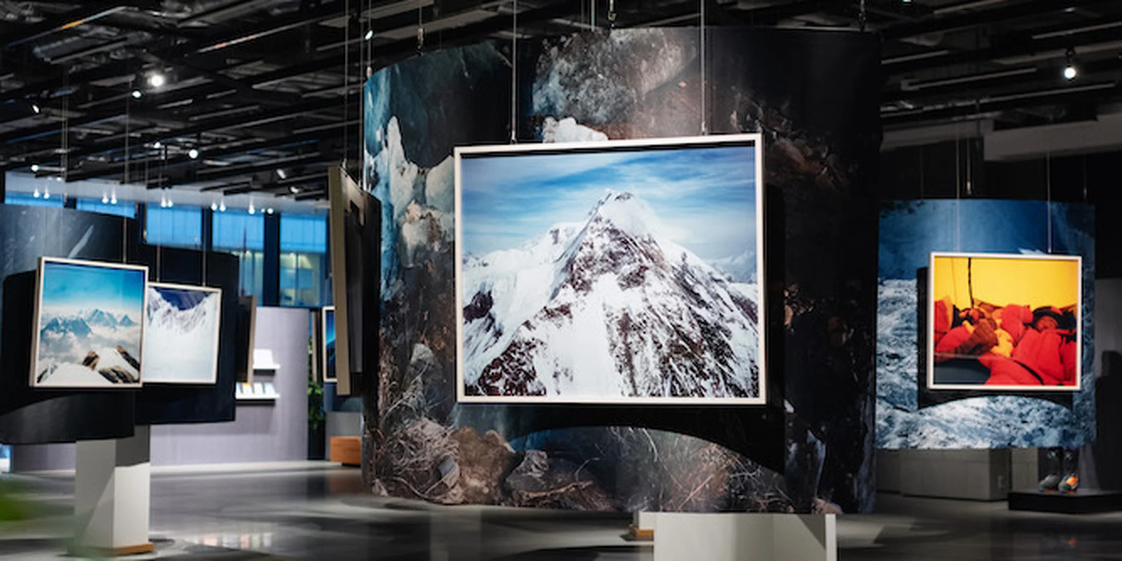 8000ｍ峰14座登頂達成記念！ 石川直樹の写真展「With the Whole Earth Below」、ゴールドウイン東京本社 1Fホールにて開催中
