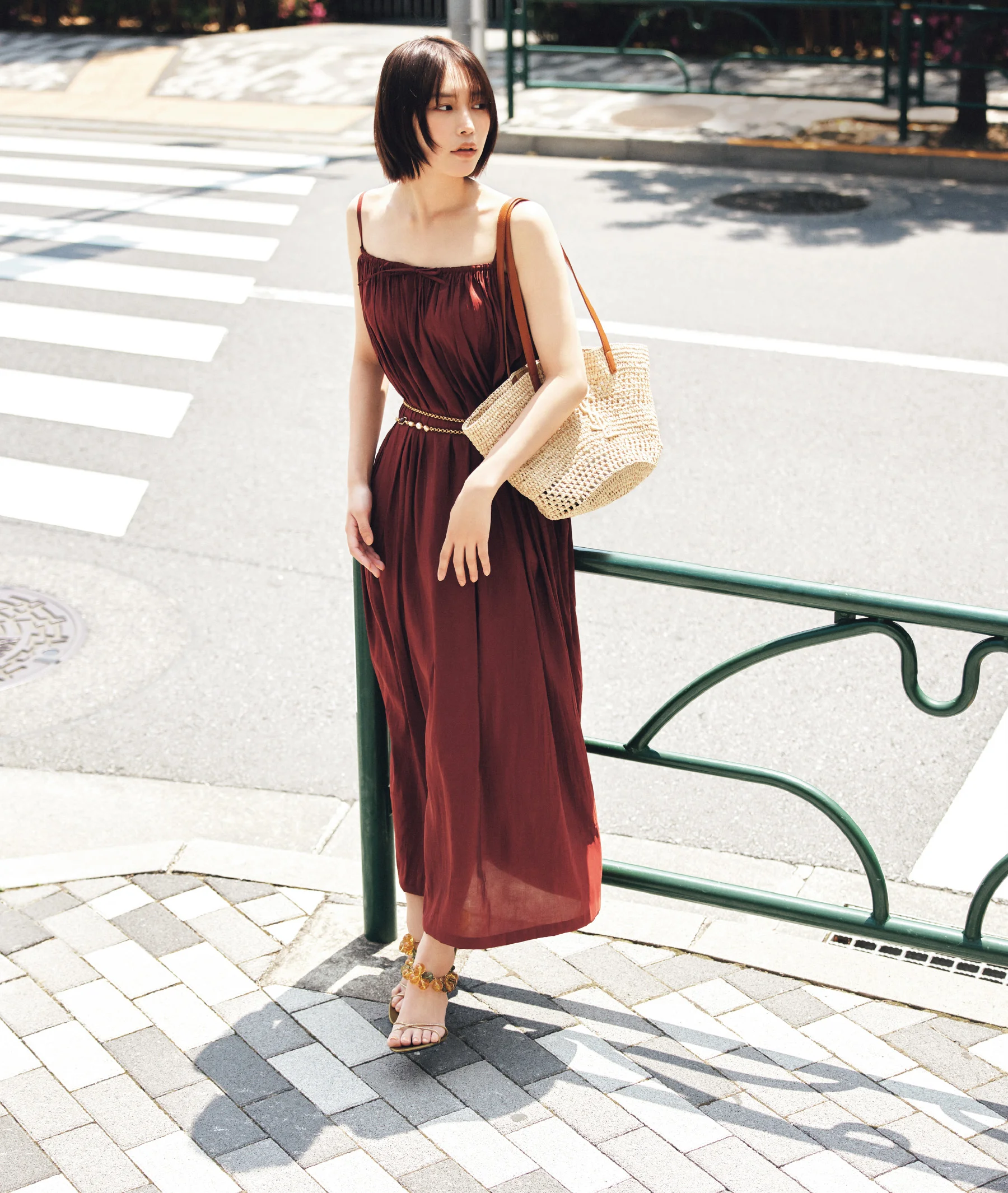ドレス￥462,000・ベルト￥588,500・バッグ「パニエ スモール」〈Ｈ22×Ｗ44×Ｄ22〉￥335,500・靴￥357,500（参考価格）／サンローラン クライアントサービス（サンローラン バイ アンソニー・ヴァカレロ）