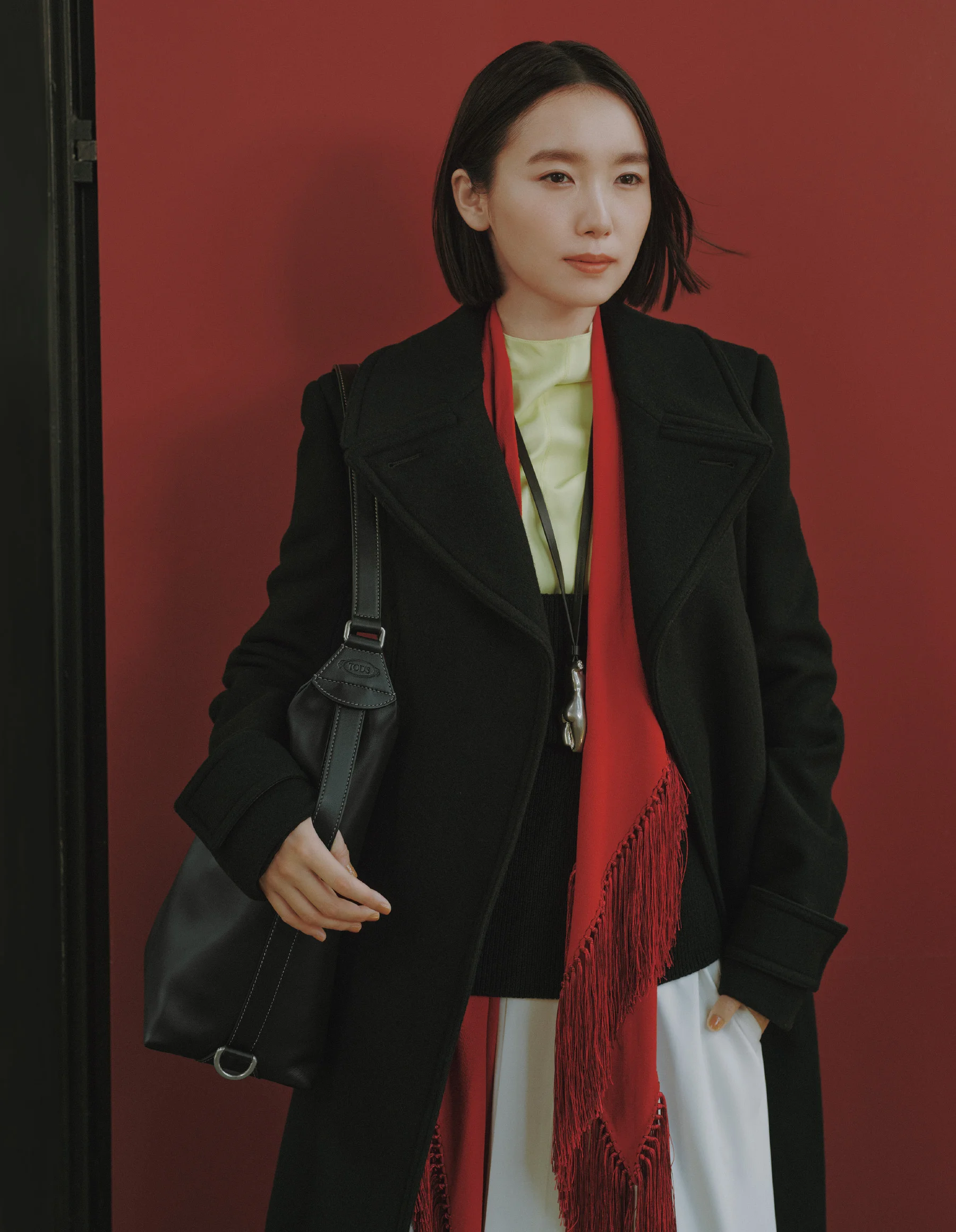 コート￥831,600・トップス￥127,600・ウエストバンド￥58,300（参考価格）・スカート￥204,600・スカーフ￥270,600・ネックレス￥94,600・バッグ「トッズ メダ バッグ」〈H41×W27×D15〉￥270,600／トッズ・ジャパン（トッズ）