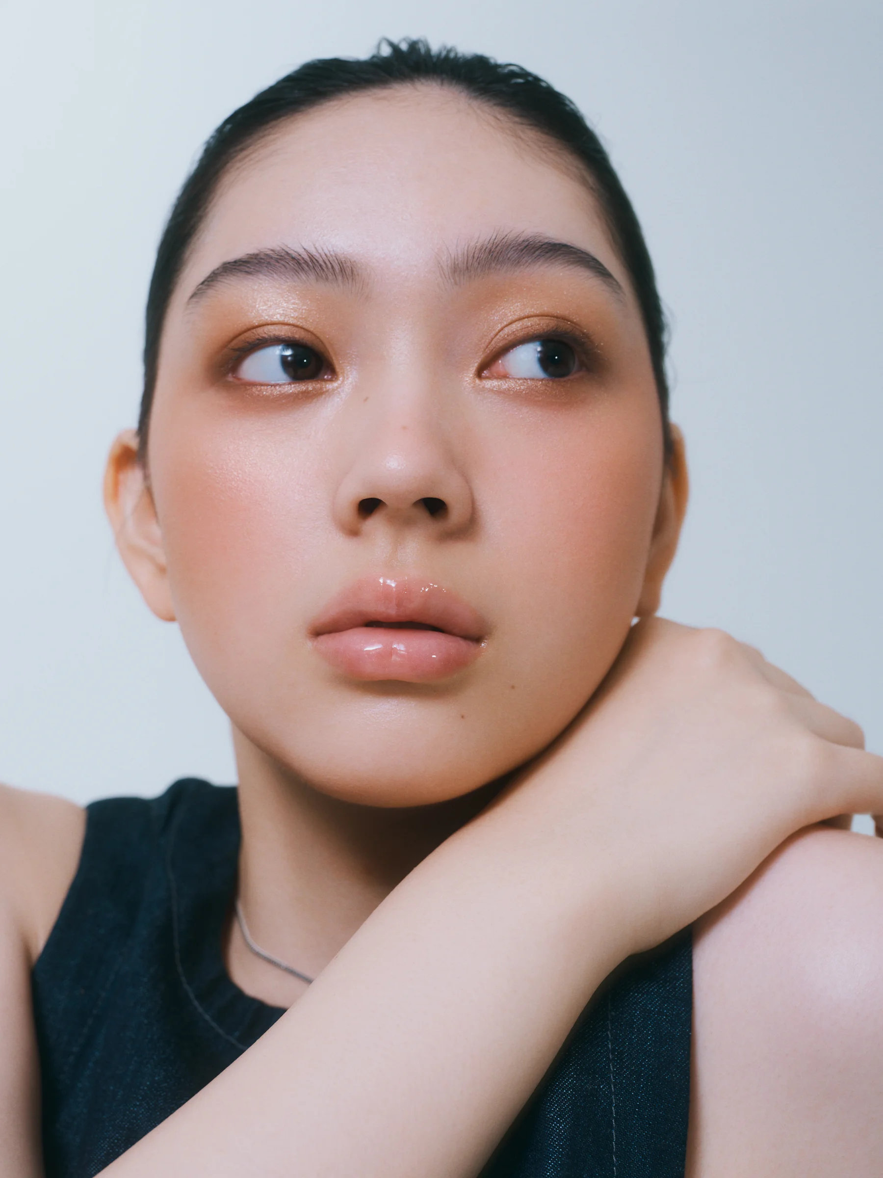 NARS ホットエスケープ チークパレット Ⅱ ¥7,260、同 アフターグロー リップオイル 777A ¥4,180 ※6月11日（水）数量限定発売、同 クワッドアイシャドー 04434 ¥7,700／NARS JAPAN