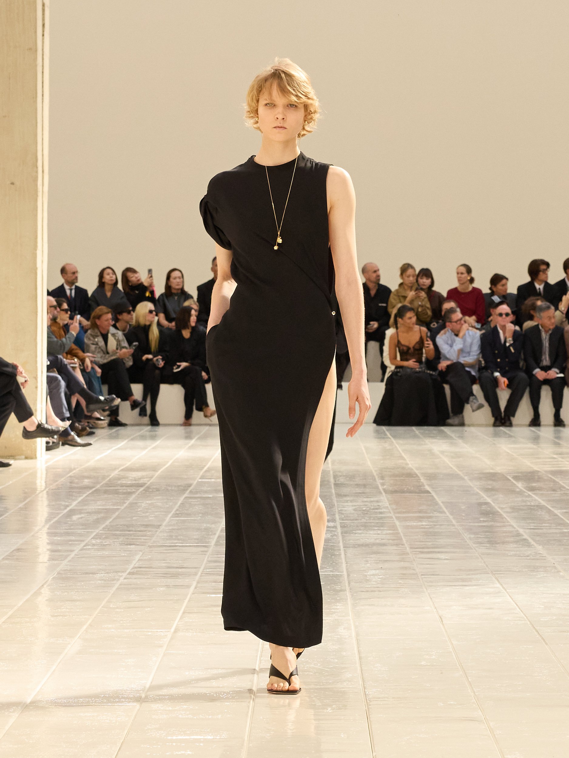 2027年春夏コレクション_BALENCIAGA(バレンシアガ)_モデル_69