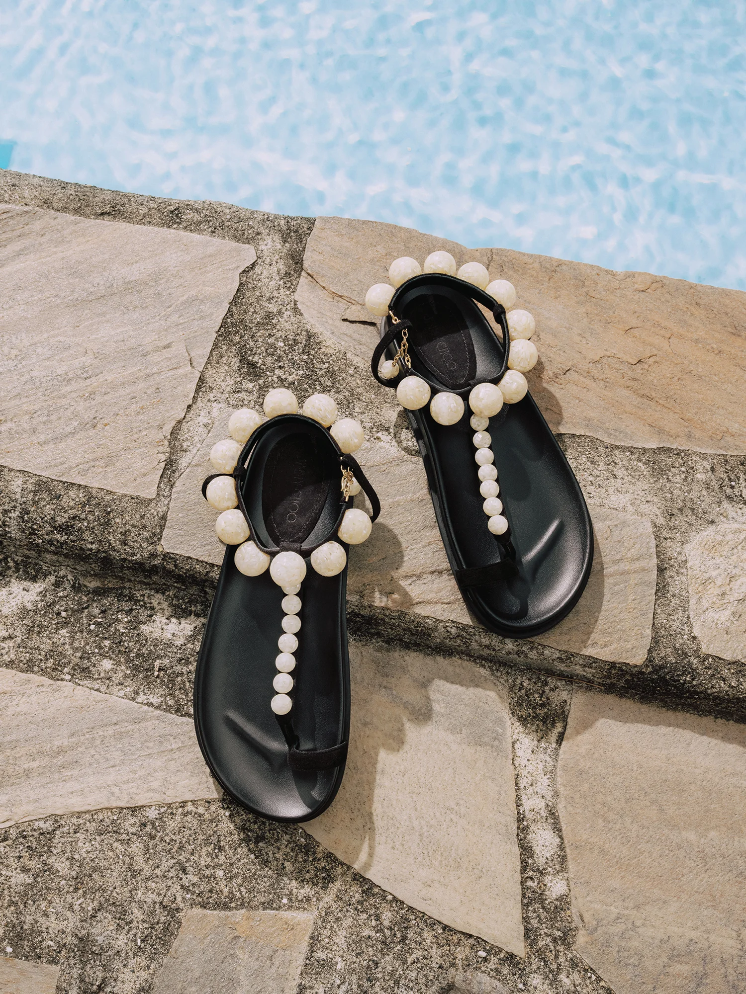 「MIRO FLAT」サンダル〈ソール2.5cm〉¥262,900／ジミー チュウ