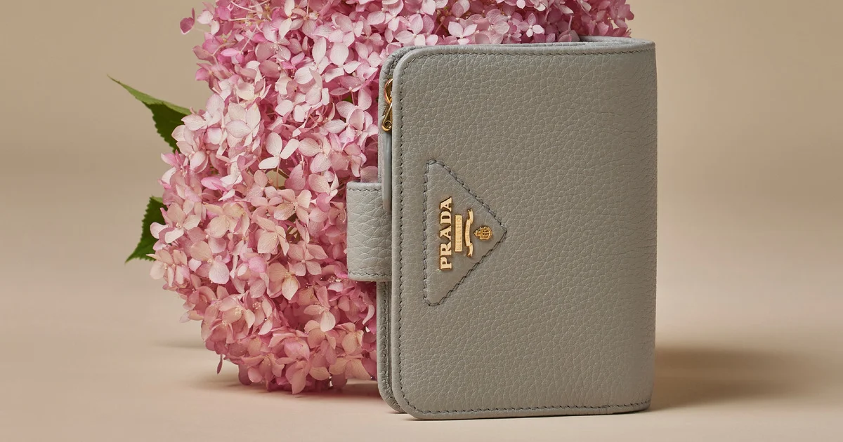 GW前限定値下げ　期間限定　PRADA プラダ　ロング　財布　ギャランティ　タグ トリプル開運日に手に入れたい！ 【プラダ】より日本限定
