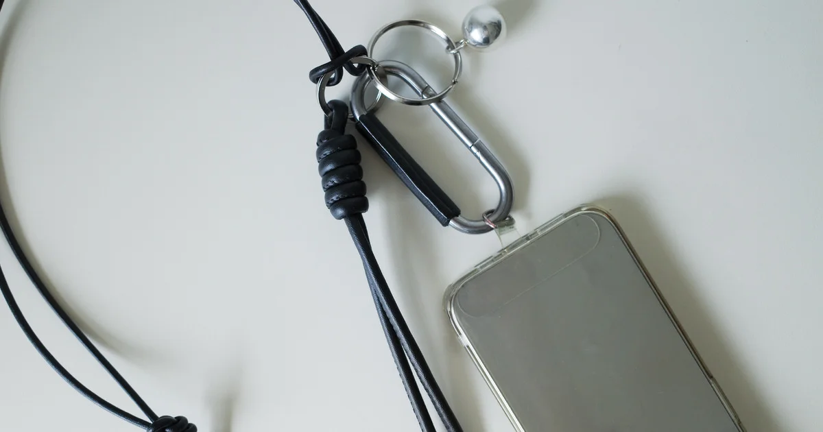 loro（ロロ）】のキーチャームをスマホストラップにしています