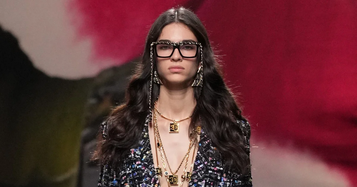 【存在感抜群で手元がお洒落に♪】CHANEL 25SS LOOK4 バングル CHANEL】星のビジューが輝く☆存在感抜群 25ss バングル