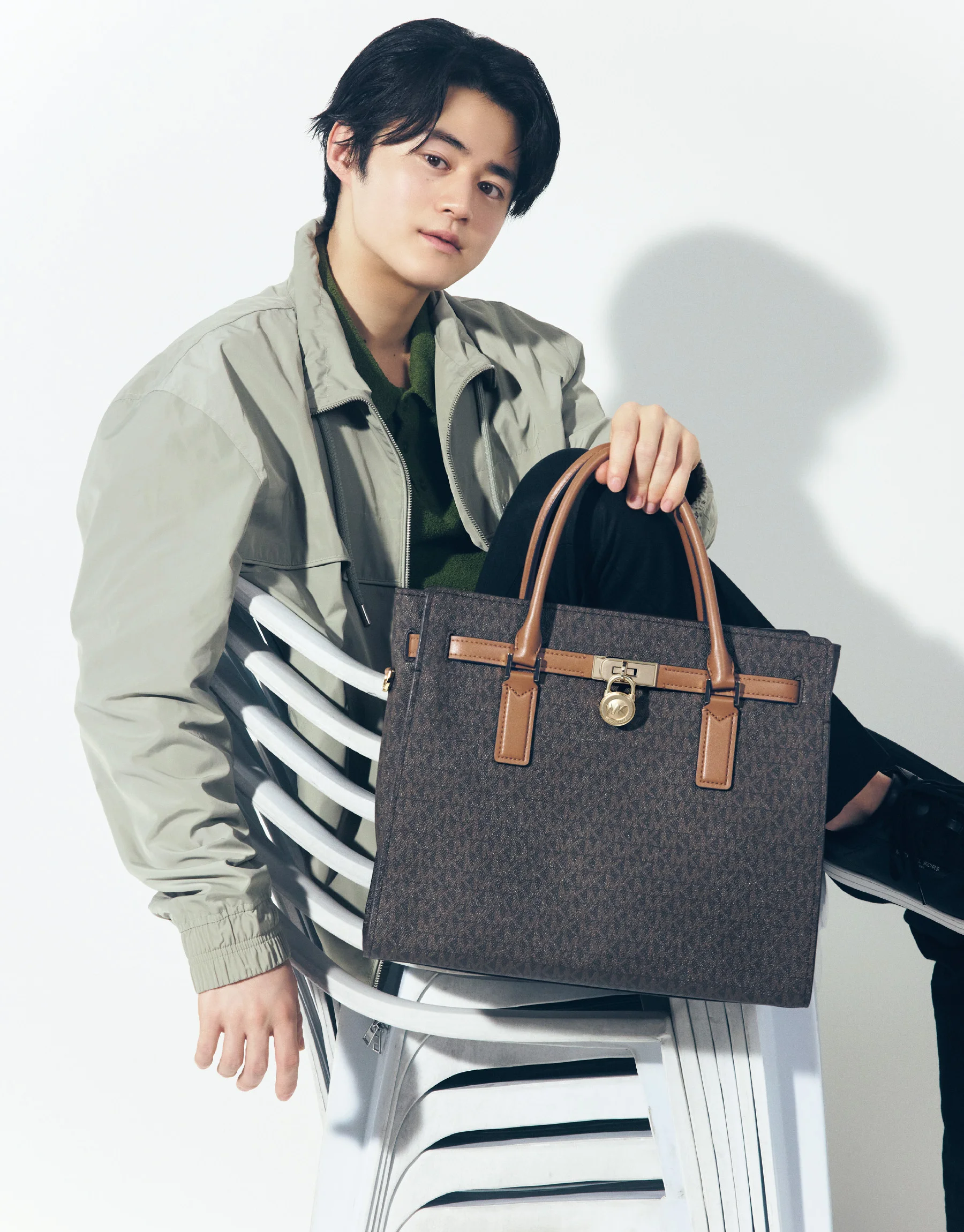 バッグ「ハミルトン・モダン サッチェル ラージ」〈Ｈ30×Ｗ36×Ｄ16.5〉￥62,700（マイケル マイケル・コース）・ウィンド ブレーカー￥52,800・ポロシャツ￥29,700・パンツ￥52,800・スニーカー￥33,000（すべてマイケル・コース メンズ）