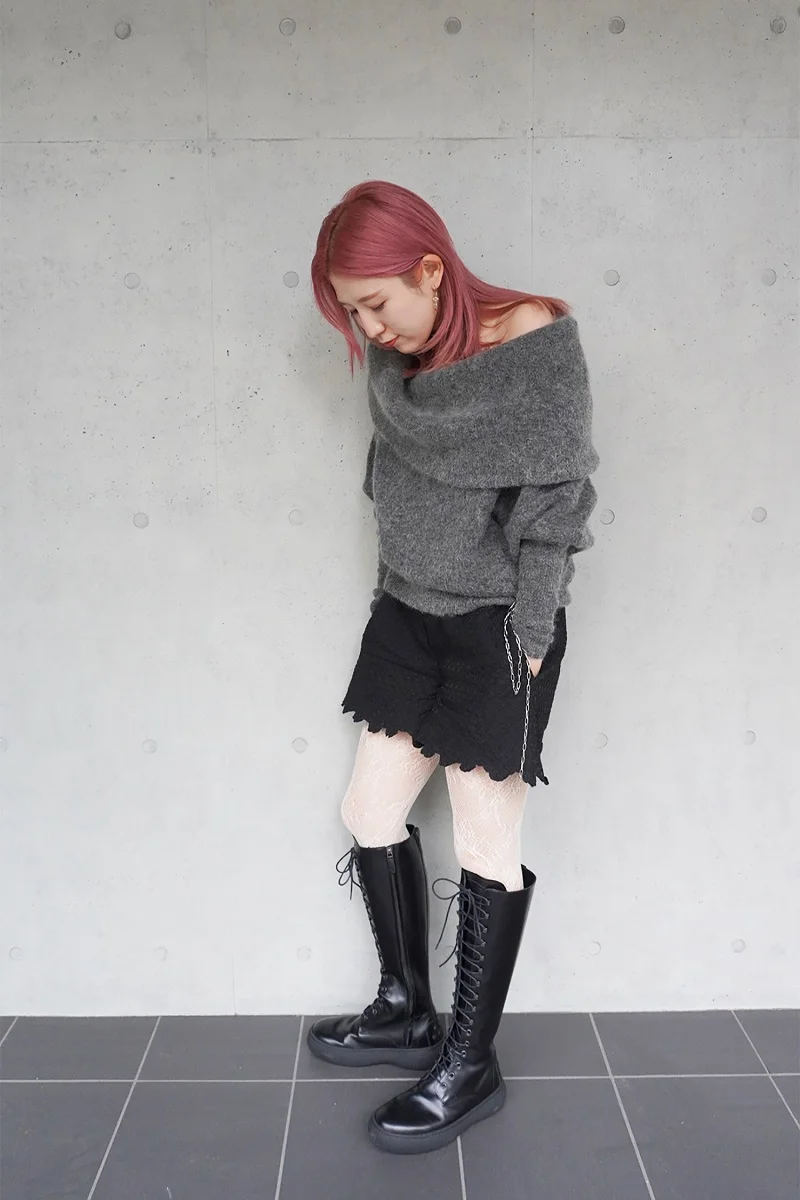 甘いディテールが光るモノトーンスタイル。