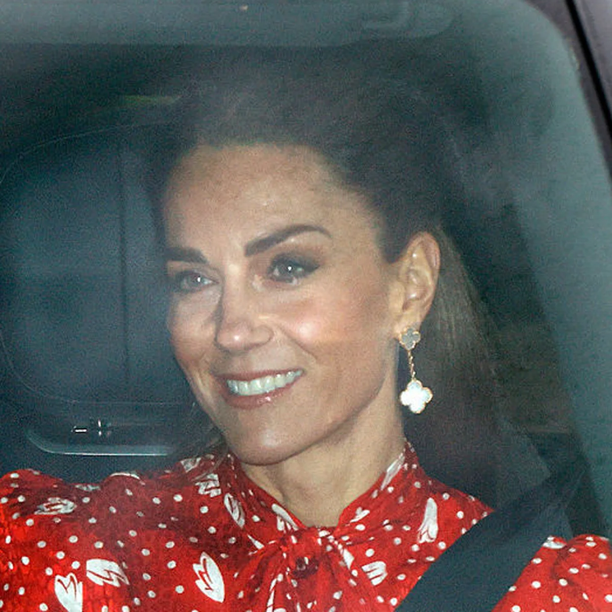 ウィリアム皇太子一家、バッキンガム宮殿でのクリスマスランチに出席。キャサリン皇太子妃とシャーロット王女はおそろいのリボンヘアで参加！