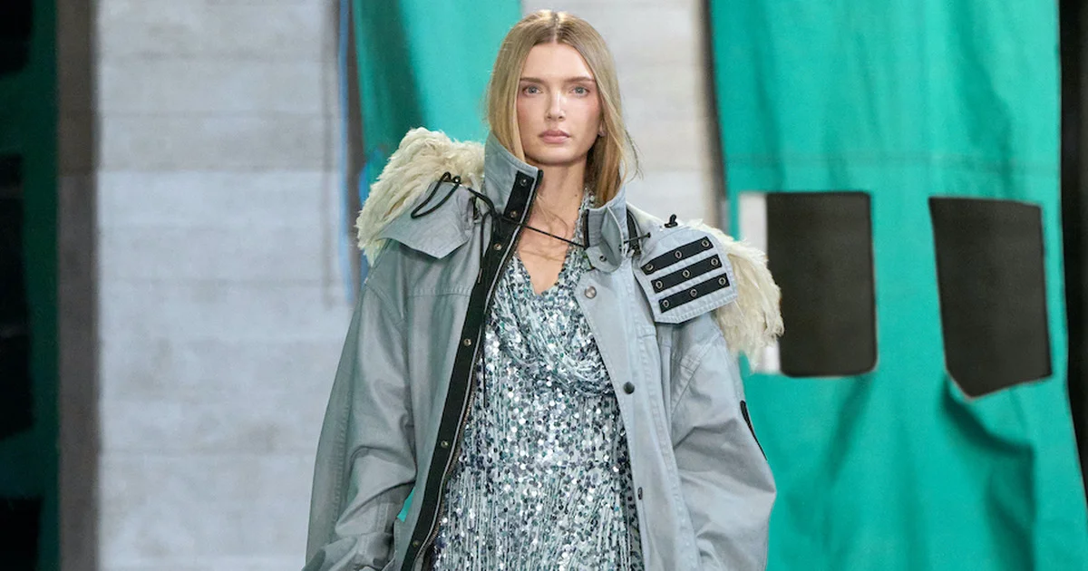 完売前に【Burberry】UK発 トレンチ ノースリーブ ベルト ドレス 完売前に【Burberry】UK発 トレンチ ノースリーブ ベルト ドレス
