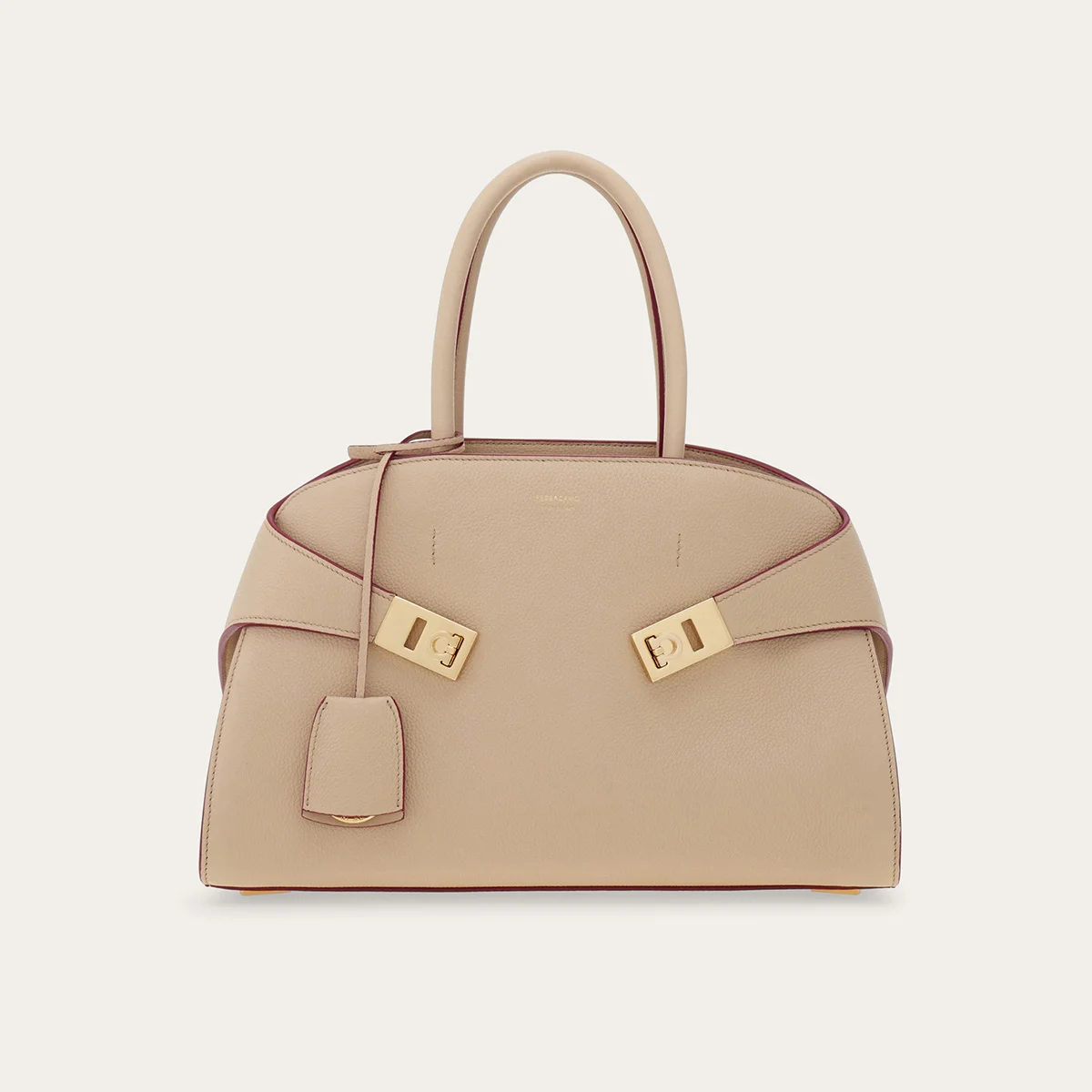 FERRAGAMO　HUGバッグ、モダニティと美しさを抱きしめての画像6-6