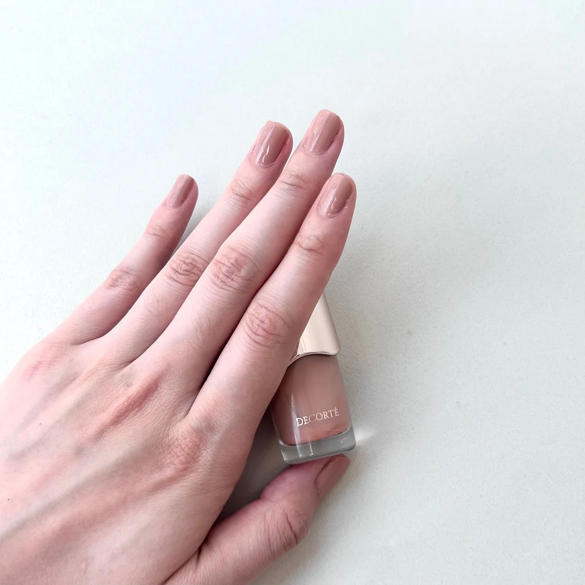 素肌と一体化する透明感！　見惚れるヌーディネイルは【コスメデコルテ】にあり