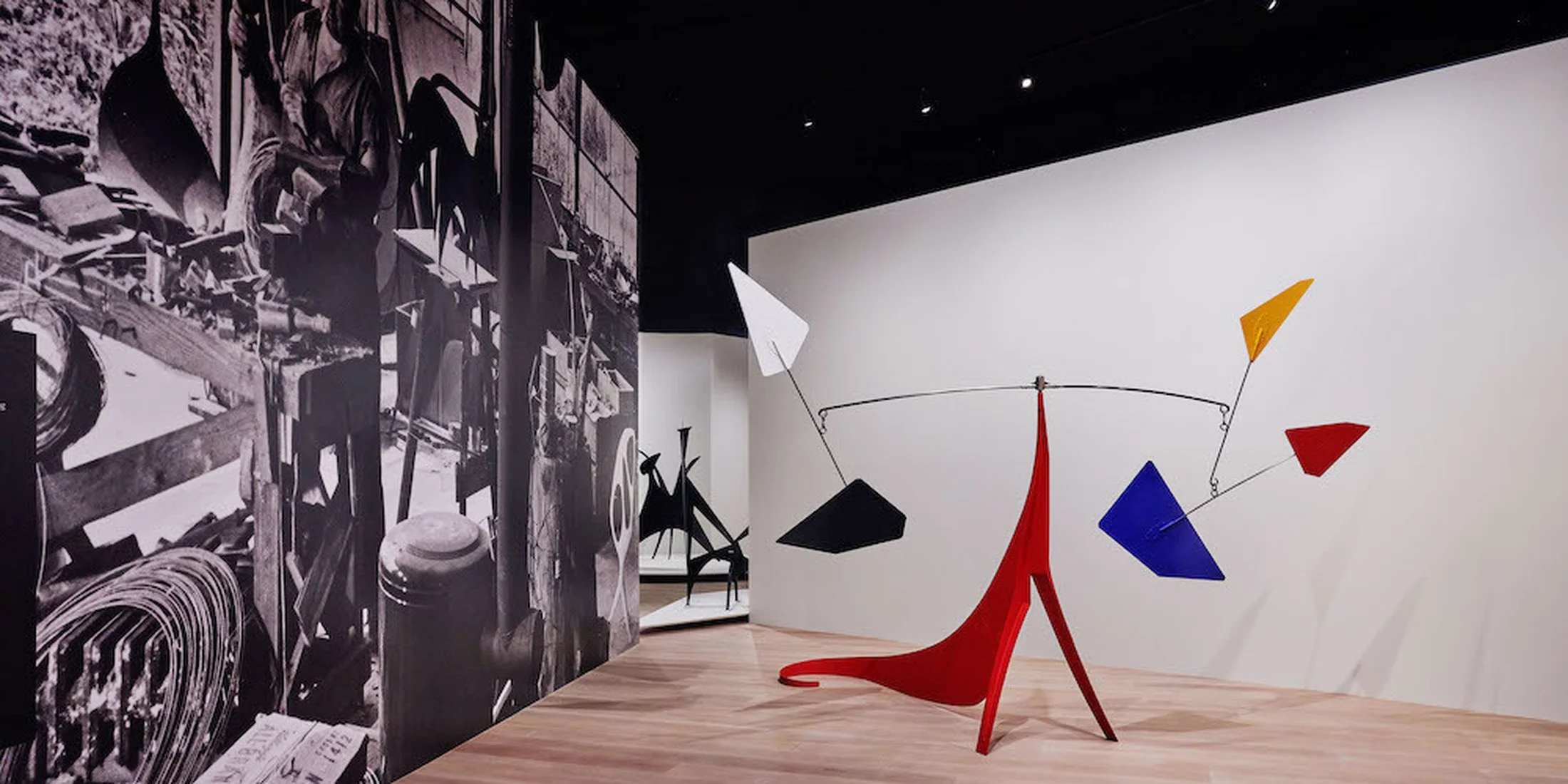 アレクサンダー・カルダーの日本最大規模の個展「カルダー：そよぐ、感じる、日本」、麻布台ヒルズ ギャラリーで開催中