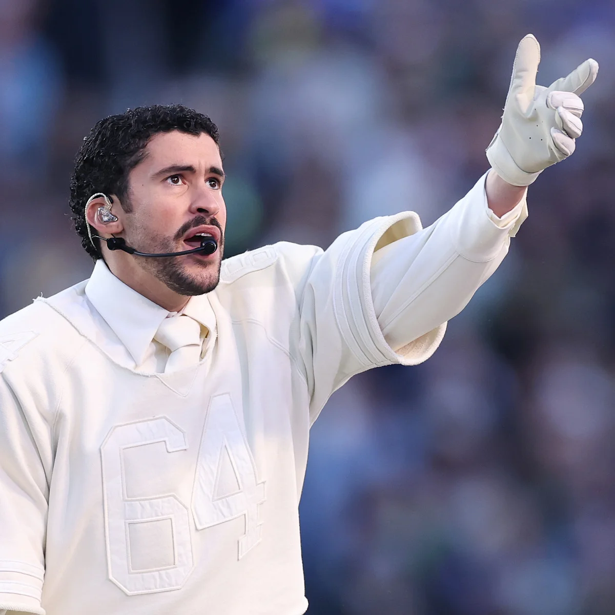 バッド・バニーが【スーパーボウル2026】で愛を叫ぶ！！ 圧巻のステージで「憎しみより強いのは愛だけ」と訴える！ 衣装やステージ構成、来場者など網羅！