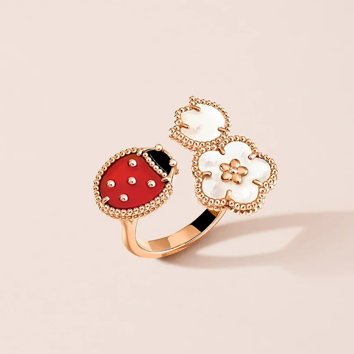 【ヴァン クリーフ＆アーペル】のジュエリー、「ラッキー スプリング コレクション」｜人生を彩る名品図鑑