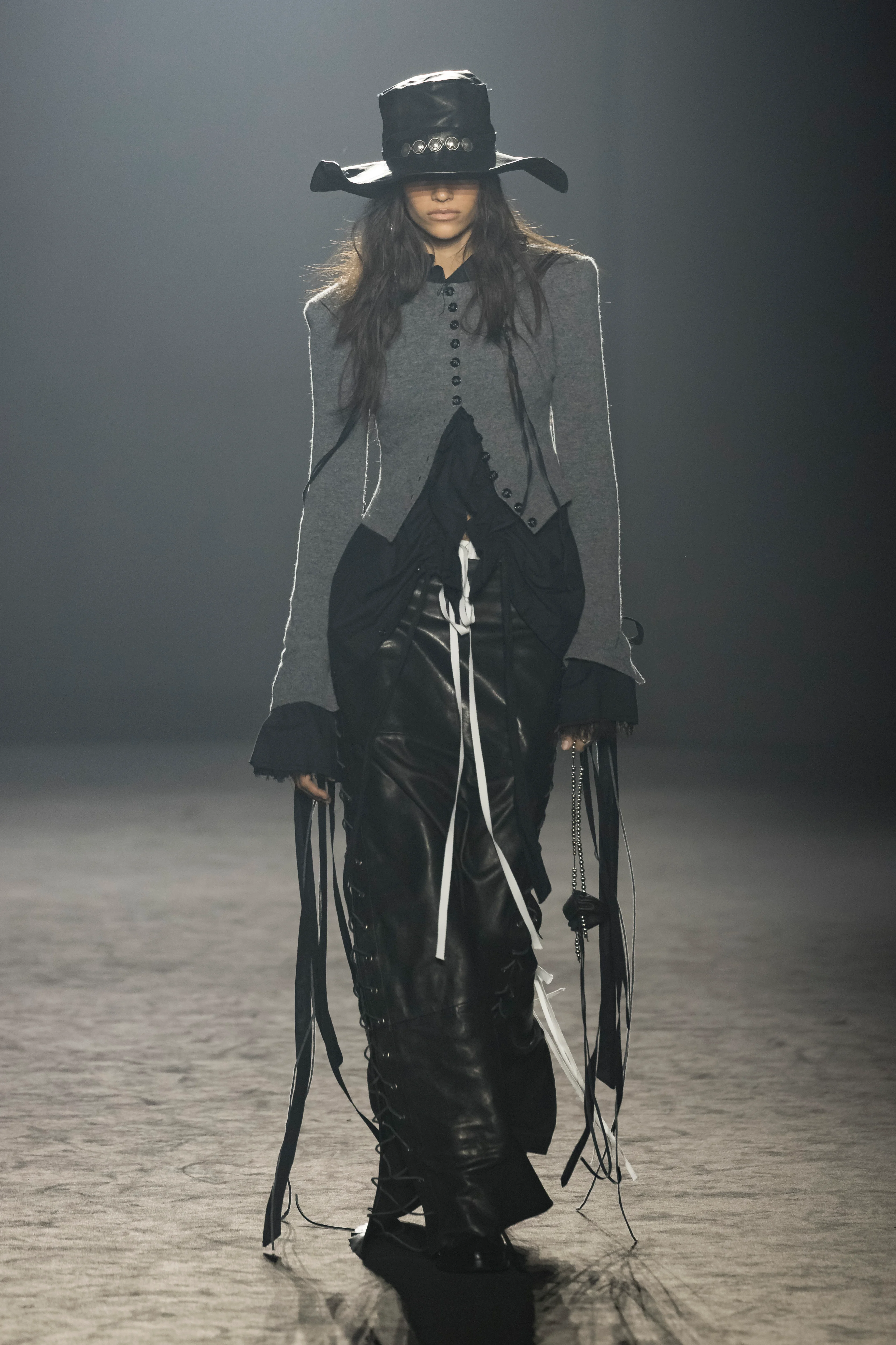 2025年秋冬コレクション_ANN DEMEULEMEESTER(アン ドゥムルメステール)_モデル_16