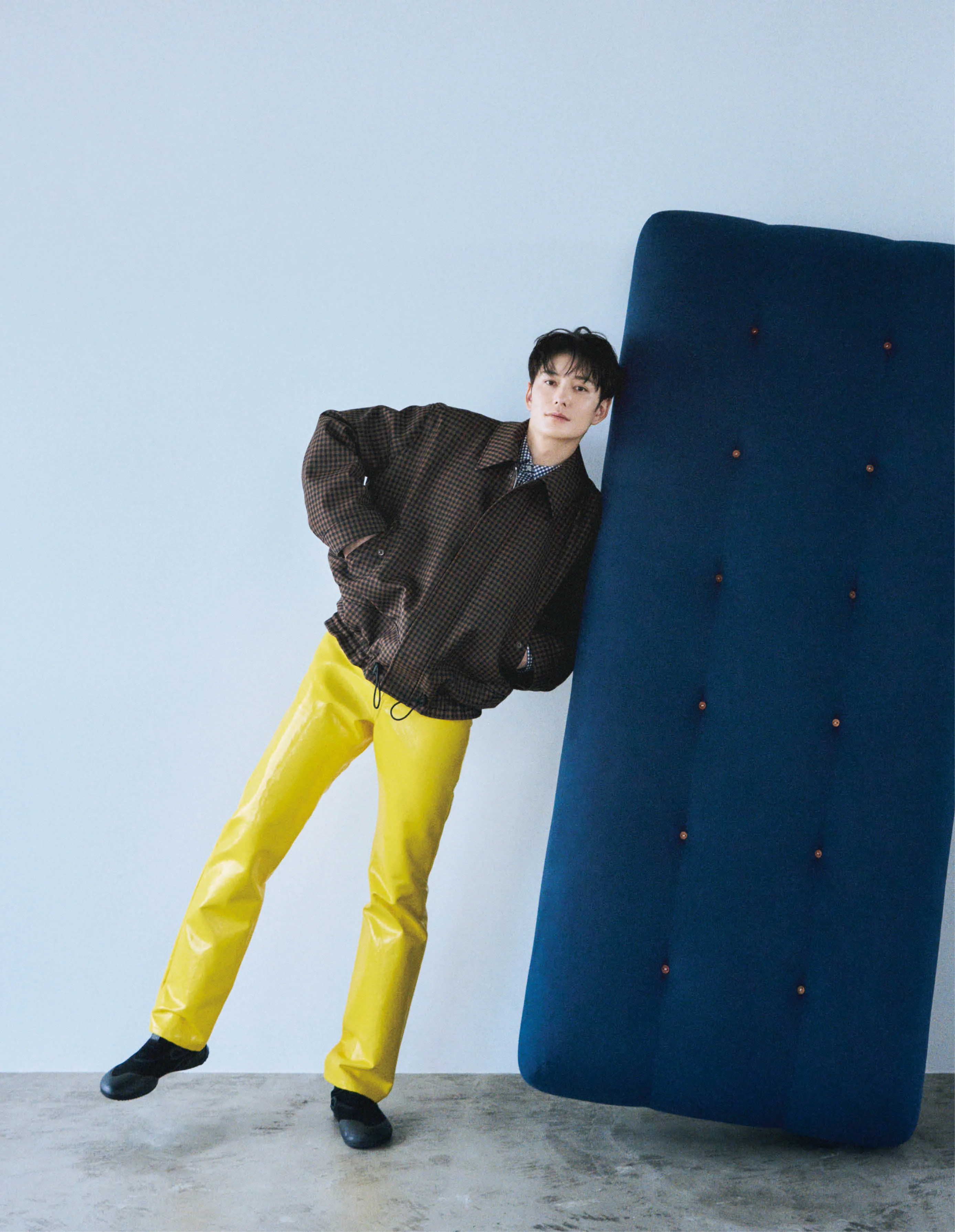 ジャケット￥492,800・シルクのシャツ￥218,900・パンツ￥200,200・靴「グリップ アクアシューズ」￥151,800（すべて予定価格）／ロエベ ジャパン クライアントサービス（ロエベ）