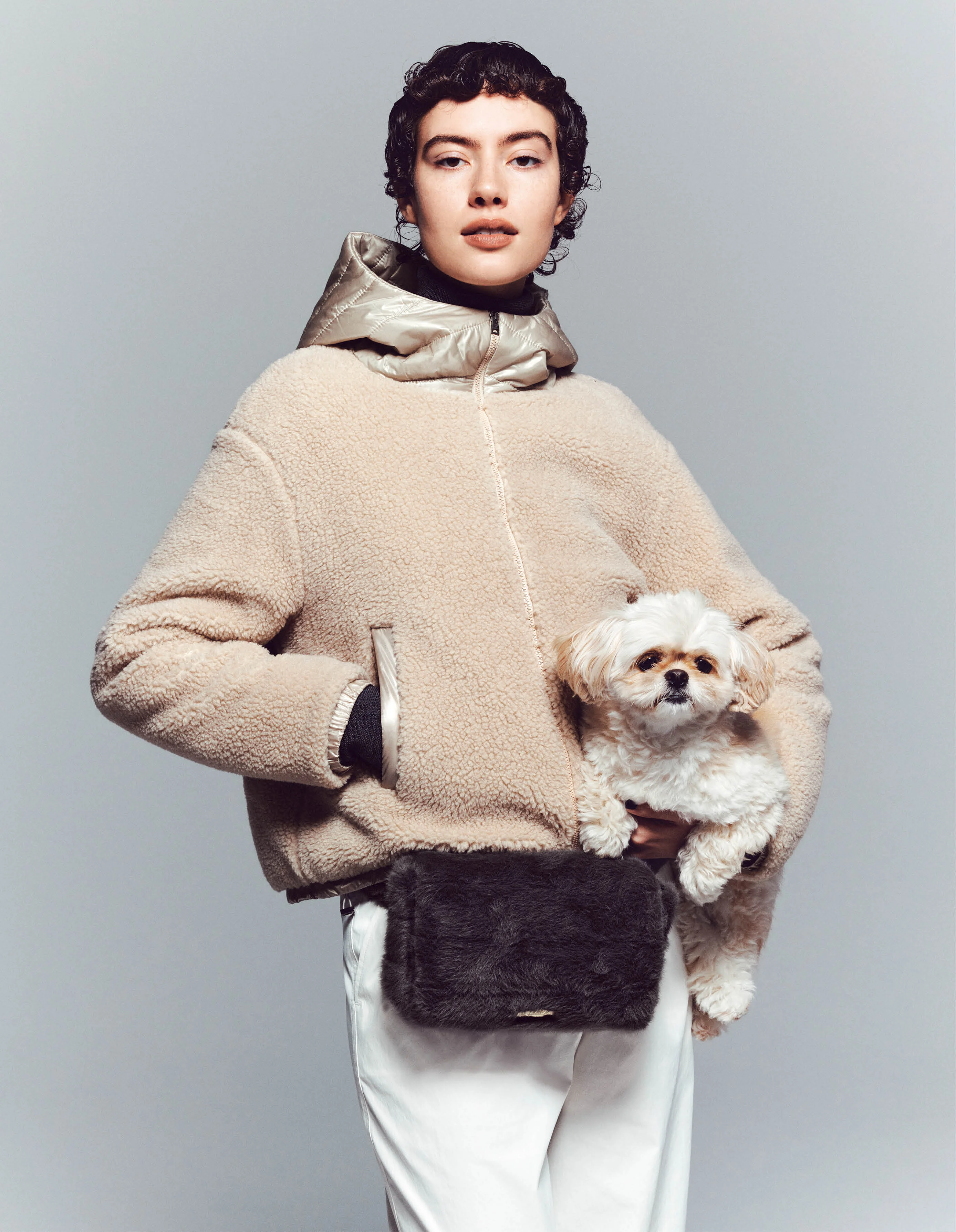 ブルゾン￥169,400・パンツ￥64,900・バッグ￥132,000・中に着たニット（メンズアイテム・参考商品）／ヘルノ・ジャパン（ヘルノ）