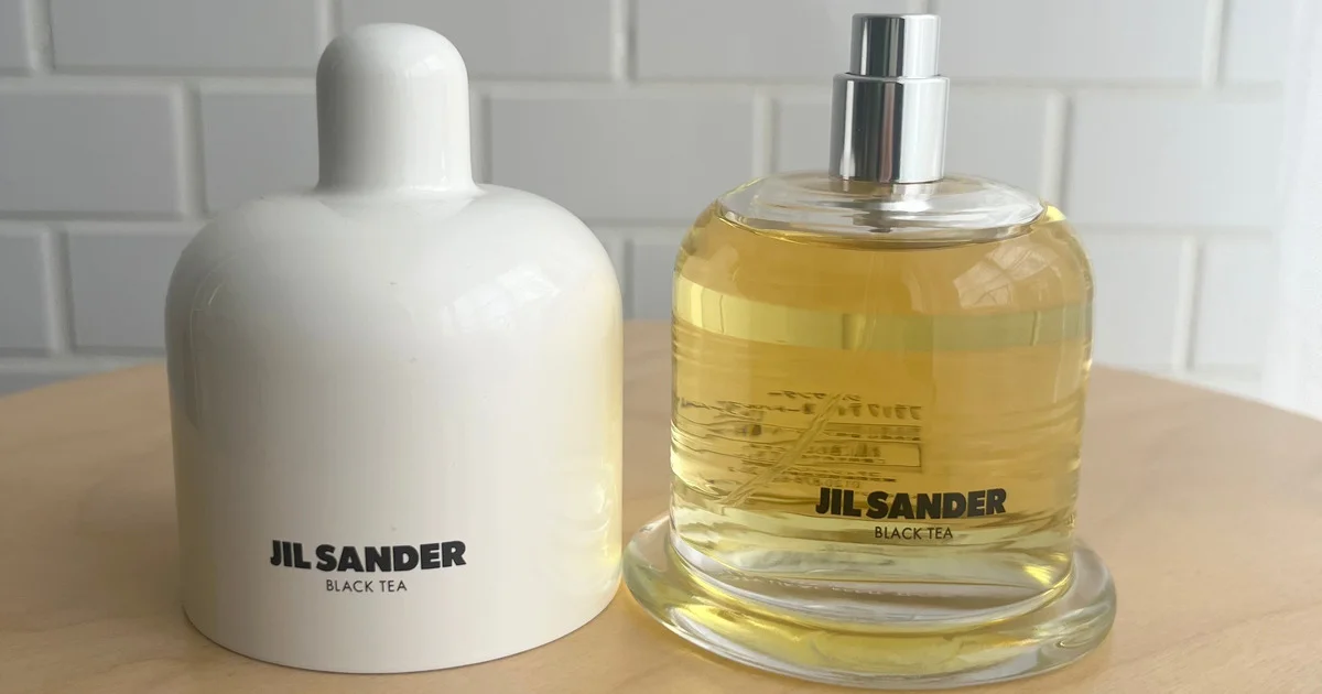 ジル サンダー】の新作香水。「ブラック ティー」は日常から“トリップ