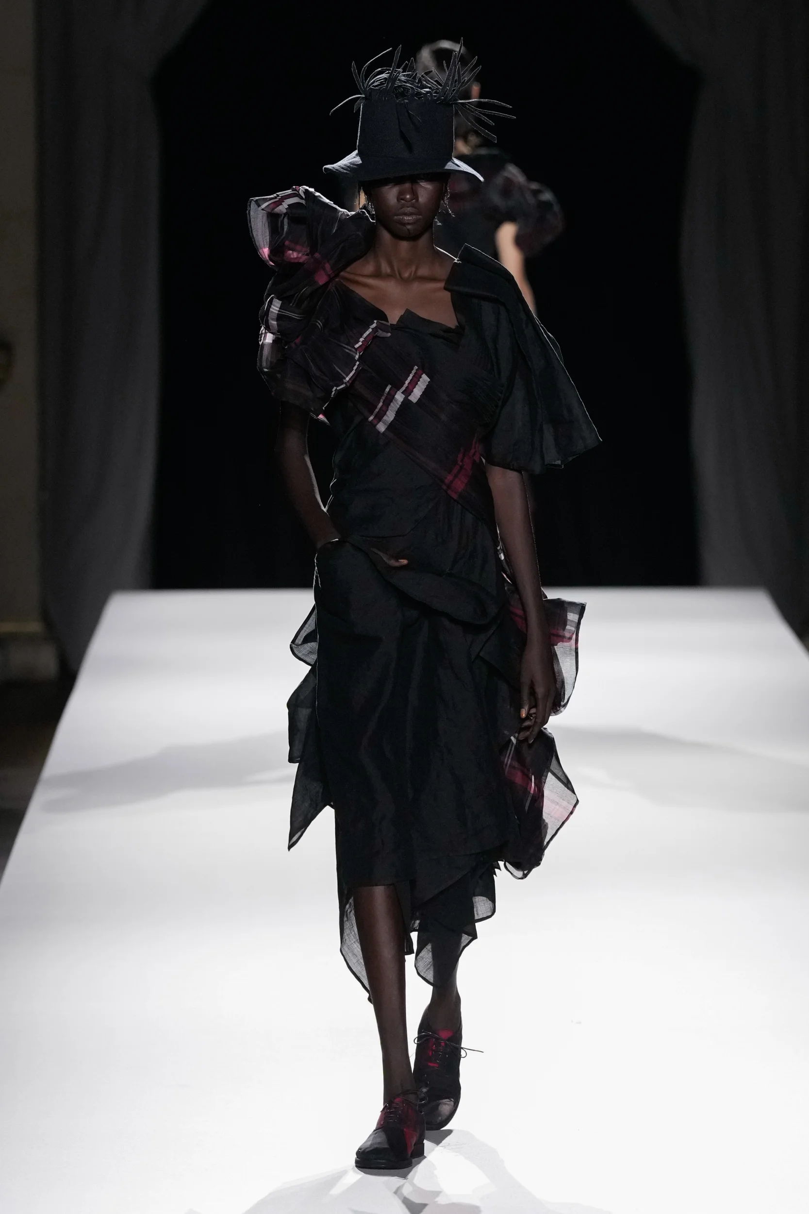 2026年春夏コレクション_YOHJI YAMAMOTO(ヨウジヤマモト)_モデル_23