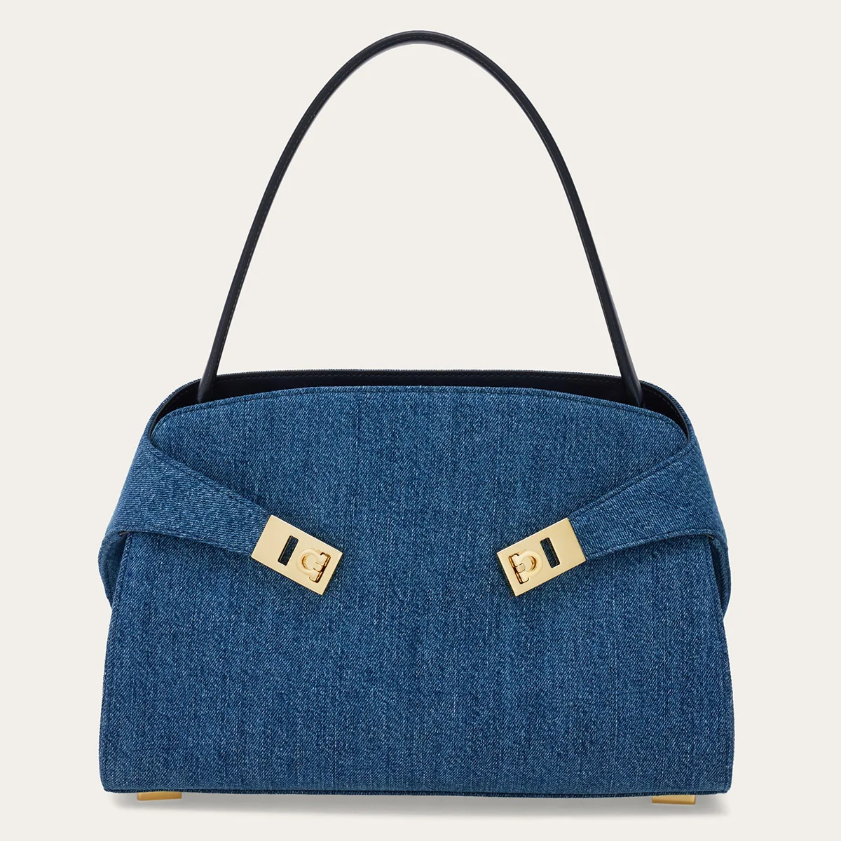 FERRAGAMO　HUGバッグ、モダニティと美しさを抱きしめての画像6-1