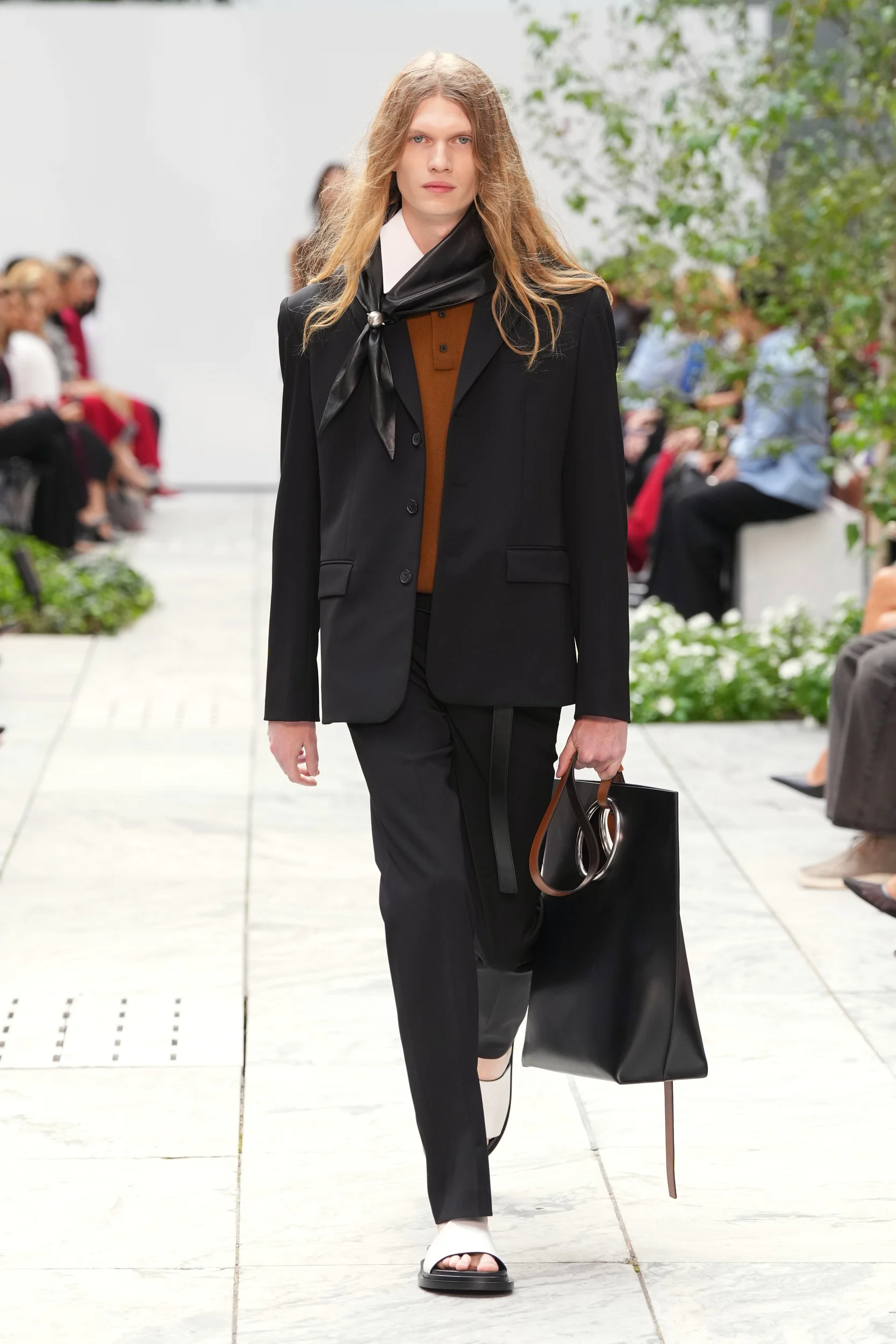 2027年春夏コレクション_MICHAEL KORS COLLECTION(マイケル・コース コレクション)_モデル_32