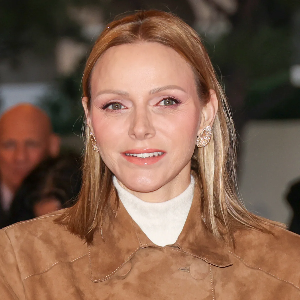 モナコ・シャルレーヌ公妃、48歳の誕生日に公開されたポートレートの輝く笑顔に視線集中！ 15年ぶりの新ヘアスタイルも話題に