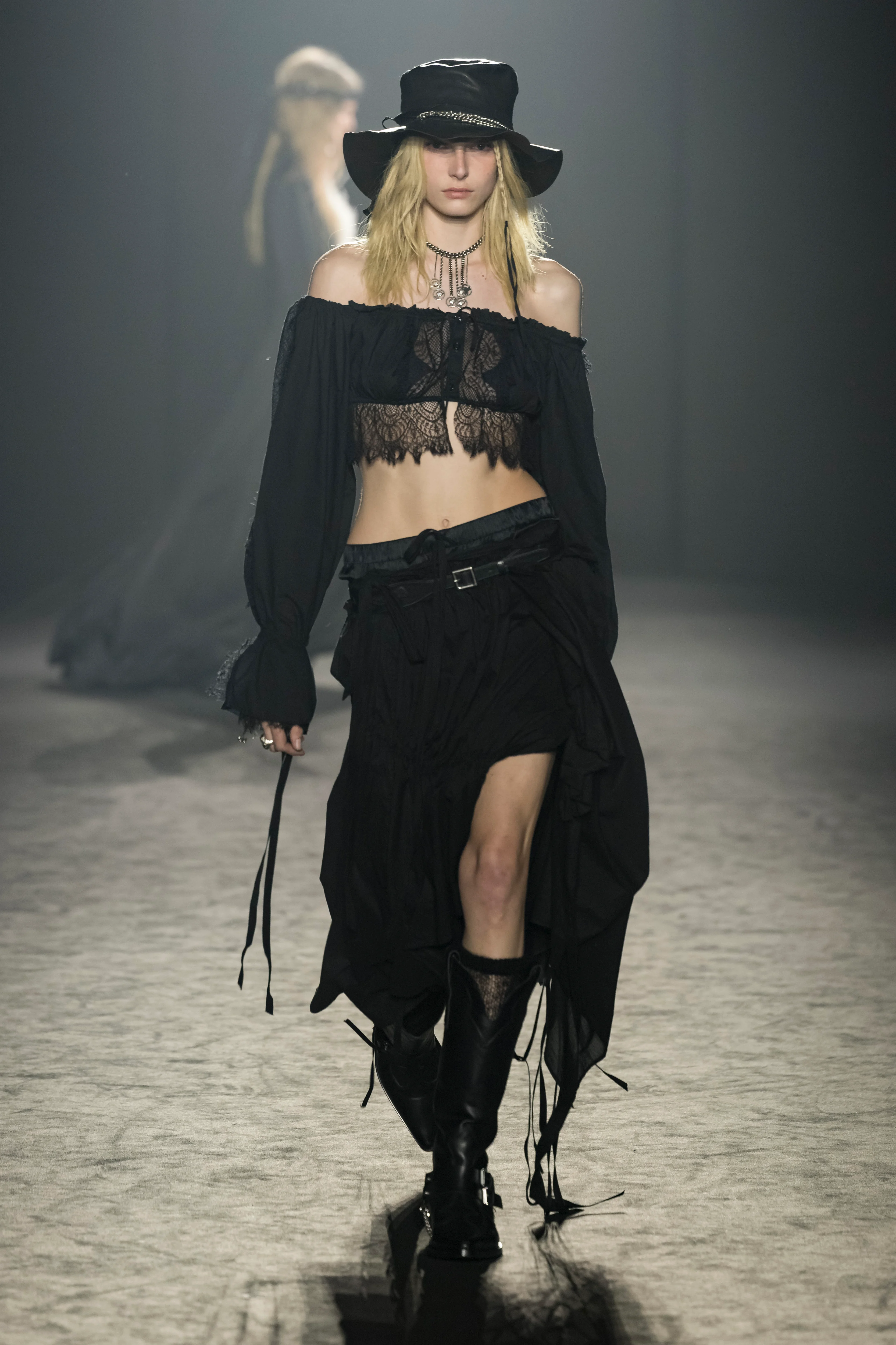 2025年秋冬コレクション_ANN DEMEULEMEESTER(アン ドゥムルメステール)_モデル_33
