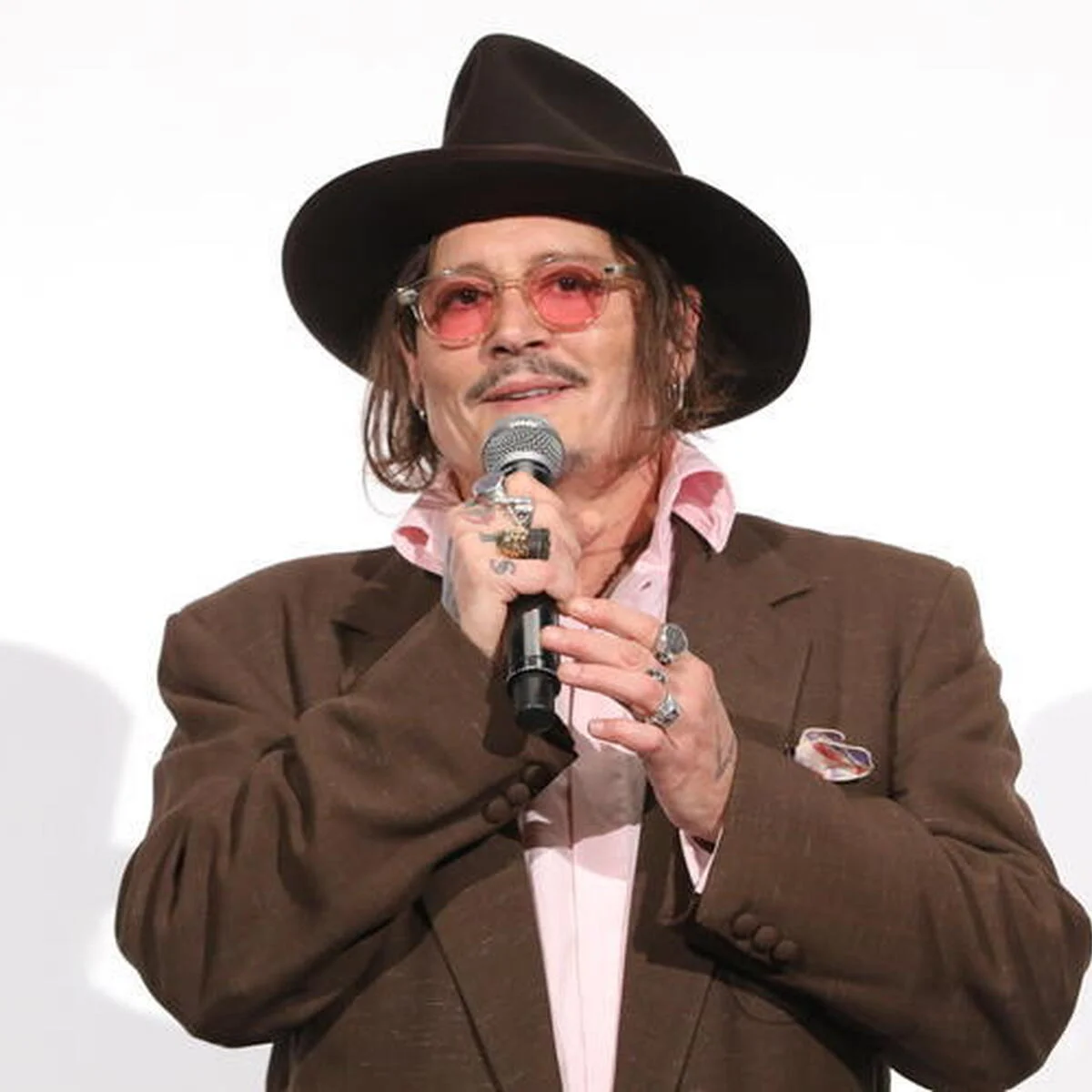 ジョニー・デップが「アル・パチーノから電話がかかってきて……」ときっかけを語る！ 監督作『モディリアーニ！』のため8年半ぶり来日。「次はもっと早く日本に戻ります！」