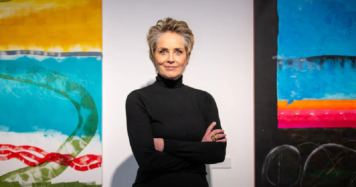 シャロン・ストーン、上半身裸で絵を描く姿をインスタグラムに投稿