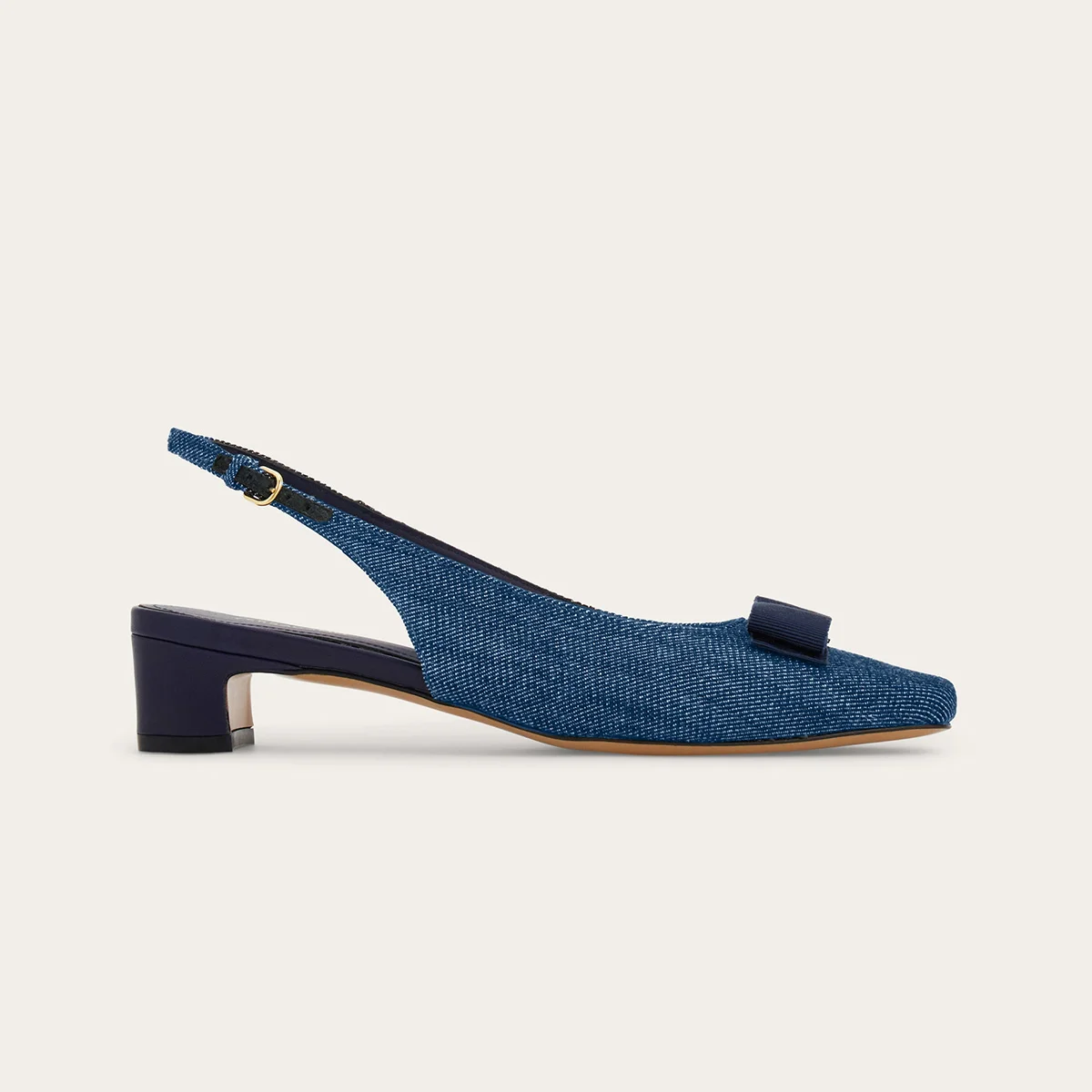 FERRAGAMO　HUGバッグ、モダニティと美しさを抱きしめての画像6-2