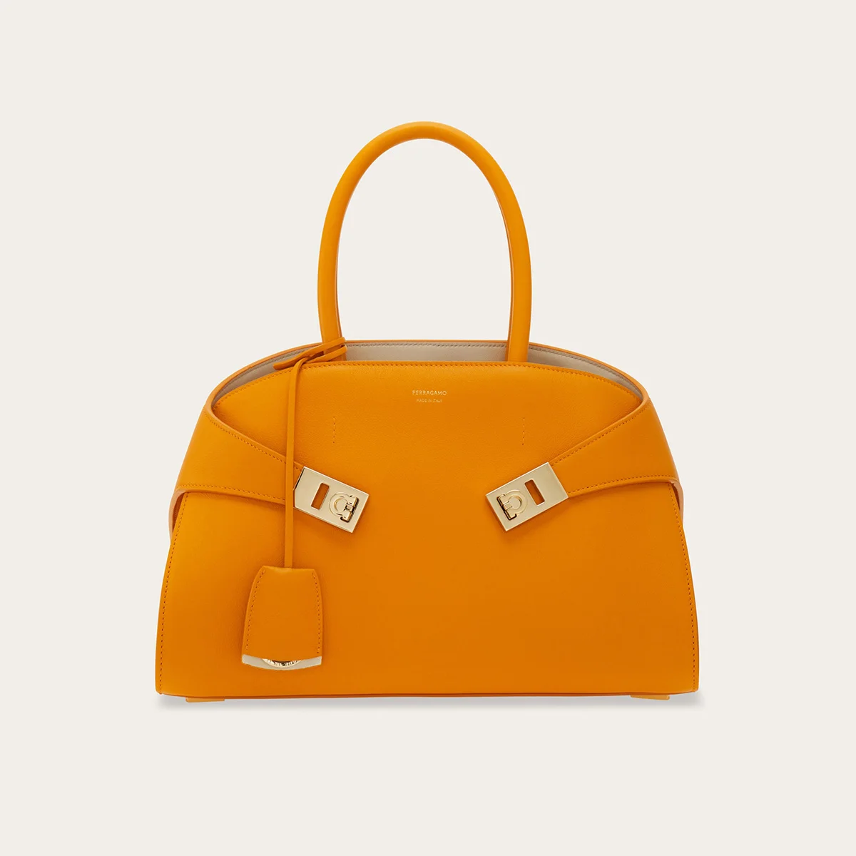FERRAGAMO　HUGバッグ、モダニティと美しさを抱きしめての画像6-3
