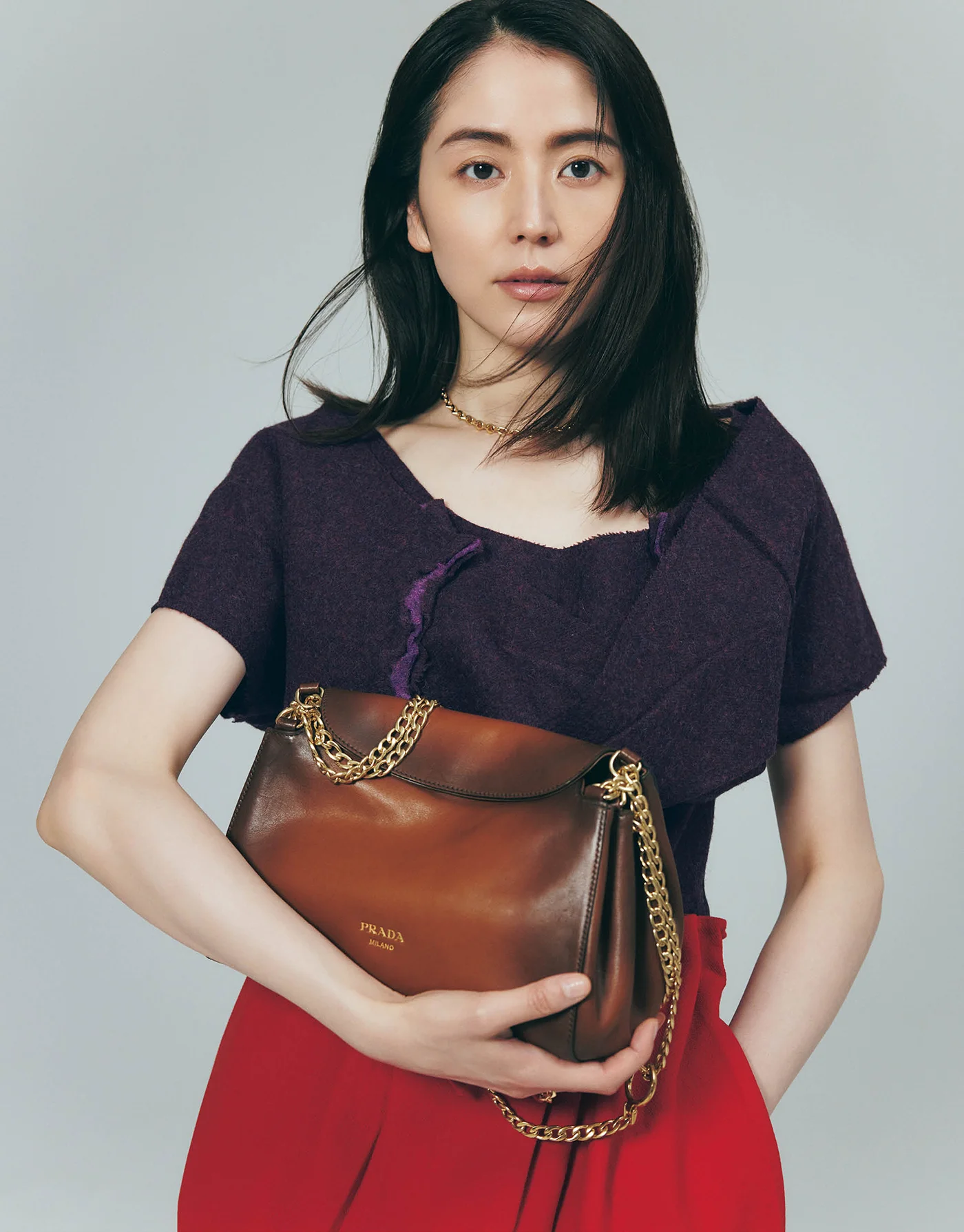 トップス￥429,000・スカート￥335,500・バッグ￥638,000・ネックレス￥1,980,000・リング￥539,000（すべて予定価格）／プラダ クライアントサービス（プラダ）