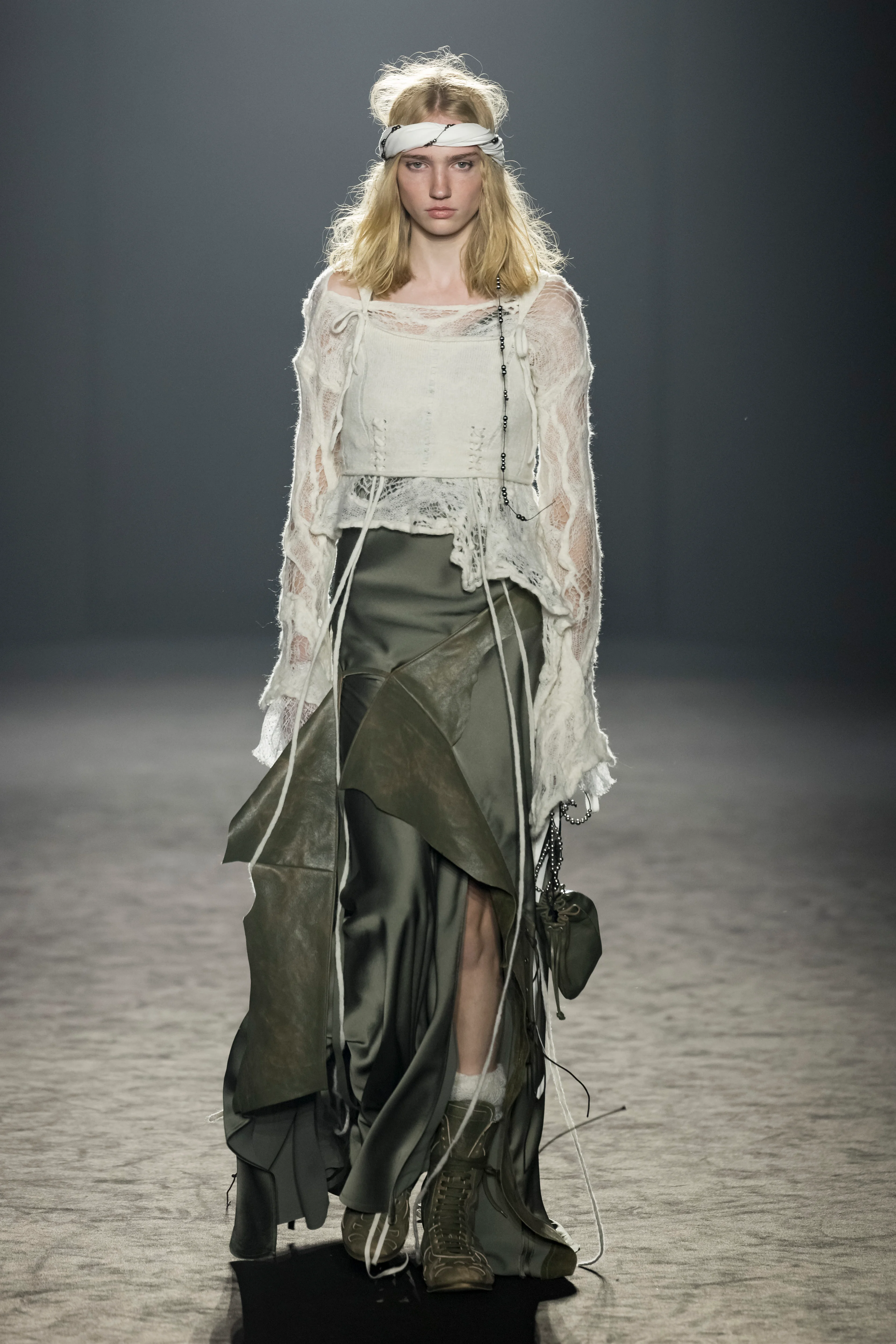 2025年秋冬コレクション_ANN DEMEULEMEESTER(アン ドゥムルメステール)_モデル_25