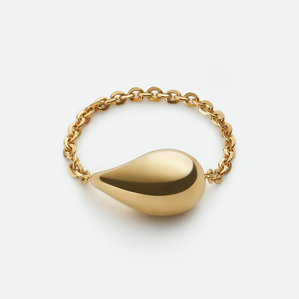 「ドロップ」リング￥56,100／ボッテガ・ヴェネタ ジャパン（ボッテガ・ヴェネタ）