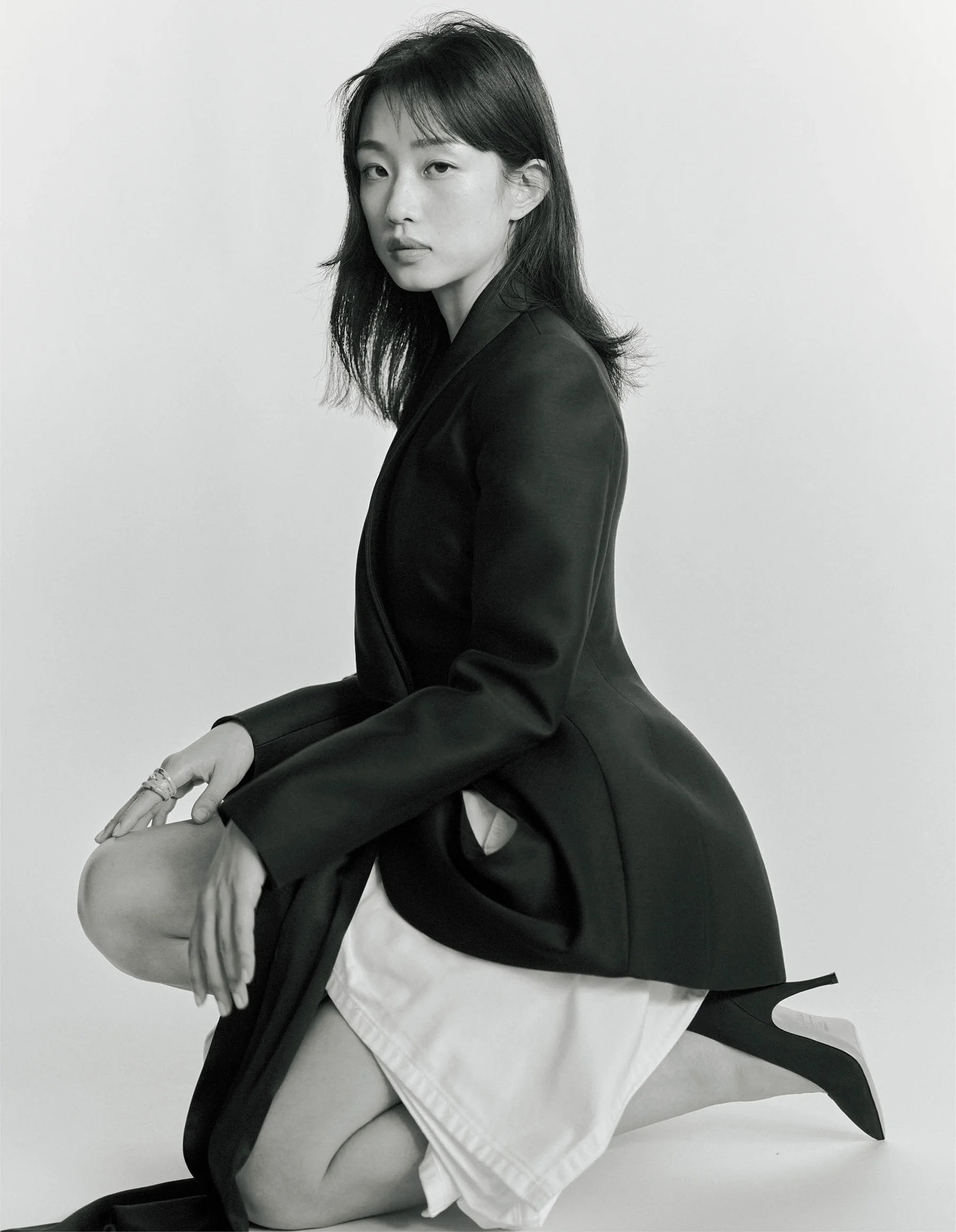 ジャケット￥1,750,000（予定価格）・ミニスカート￥620,000（参考価格）・リング￥84,000（予定価格）・パンプス￥145,000（参考価格）／クリスチャン ディオール（ディオール）