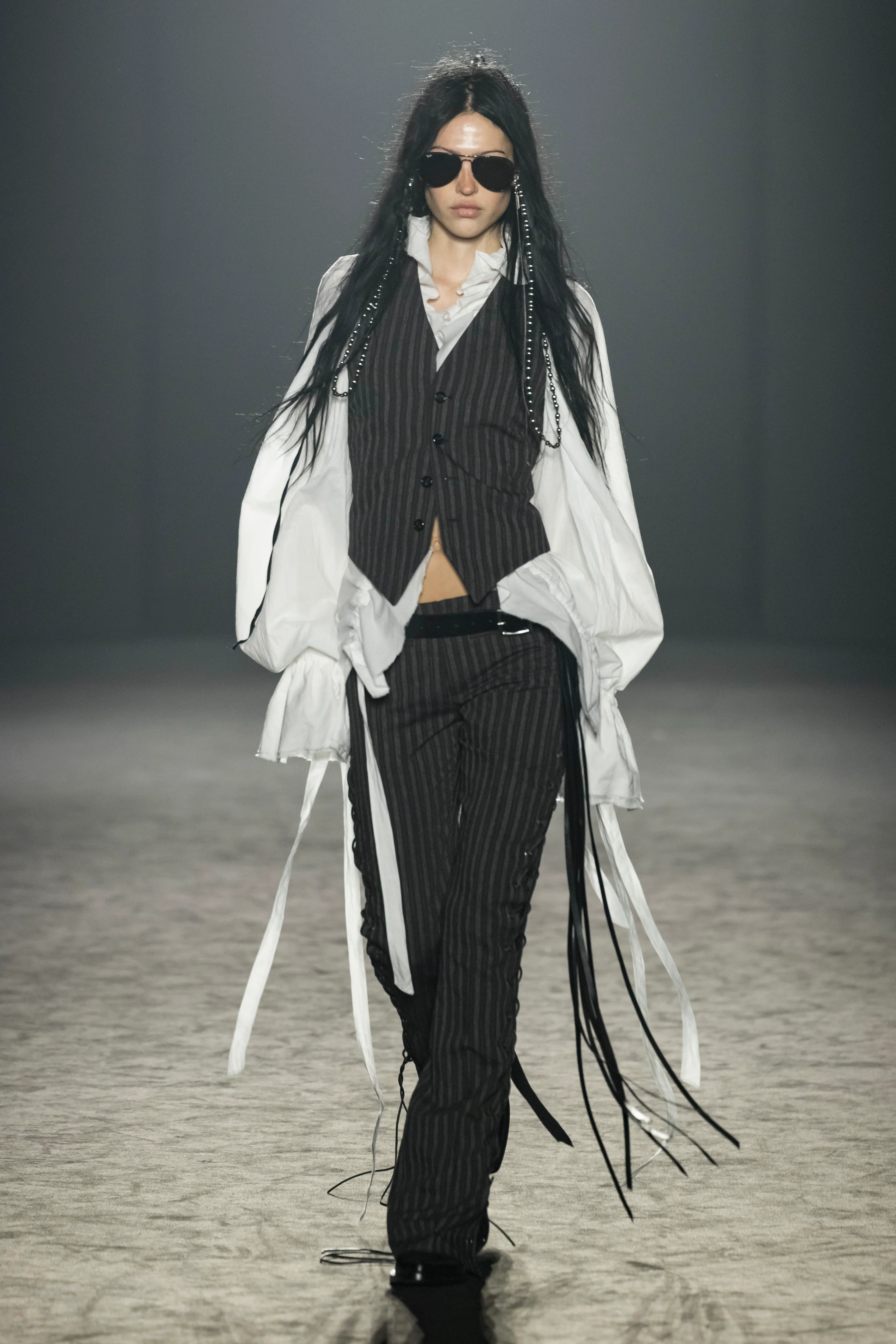 2025年秋冬コレクション_ANN DEMEULEMEESTER(アン ドゥムルメステール)_モデル_28