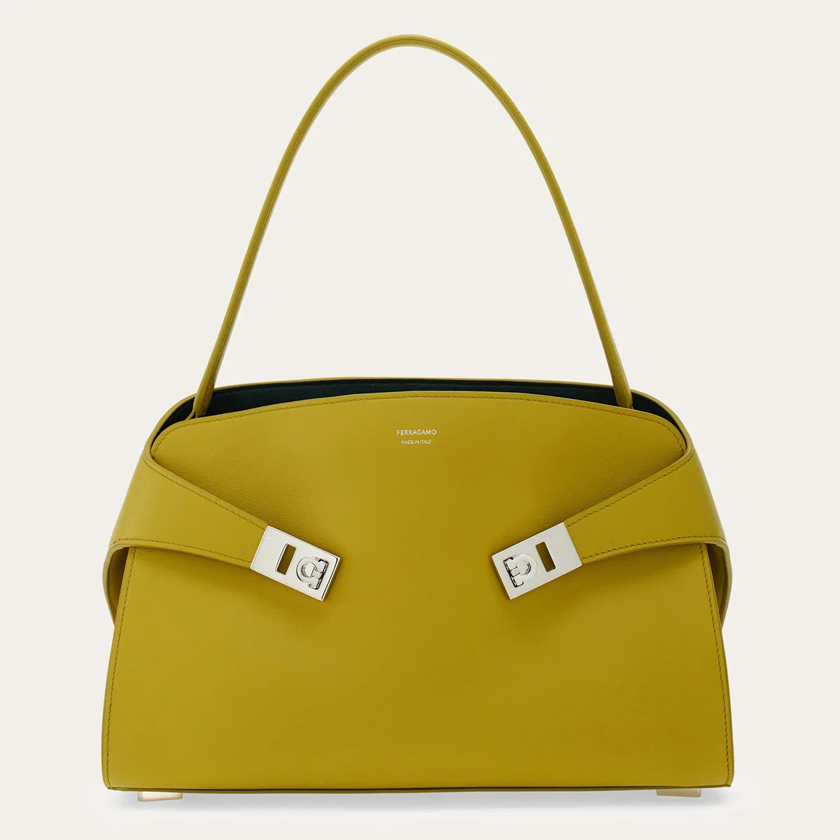 FERRAGAMO　HUGバッグ、モダニティと美しさを抱きしめての画像5-1