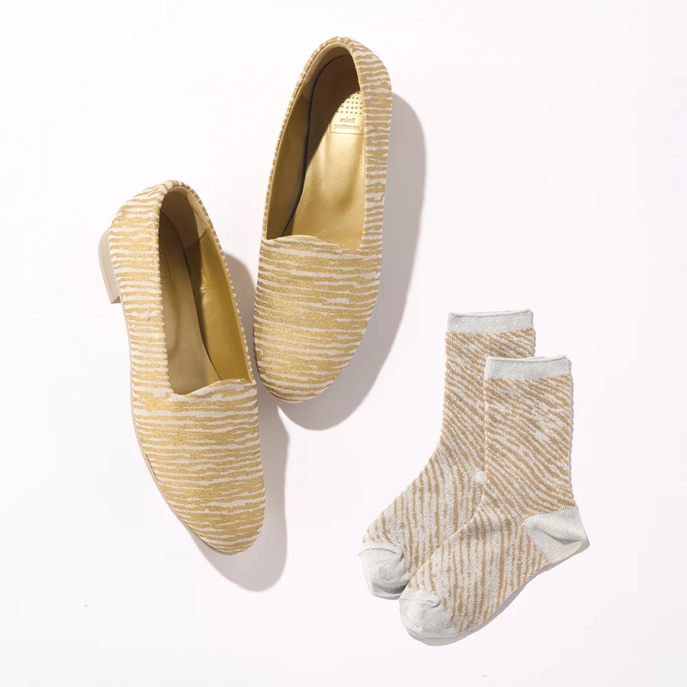 シューズ〈ヒール2.3cm〉¥31,900、ソックス¥3,740／ミナ ペルホネン