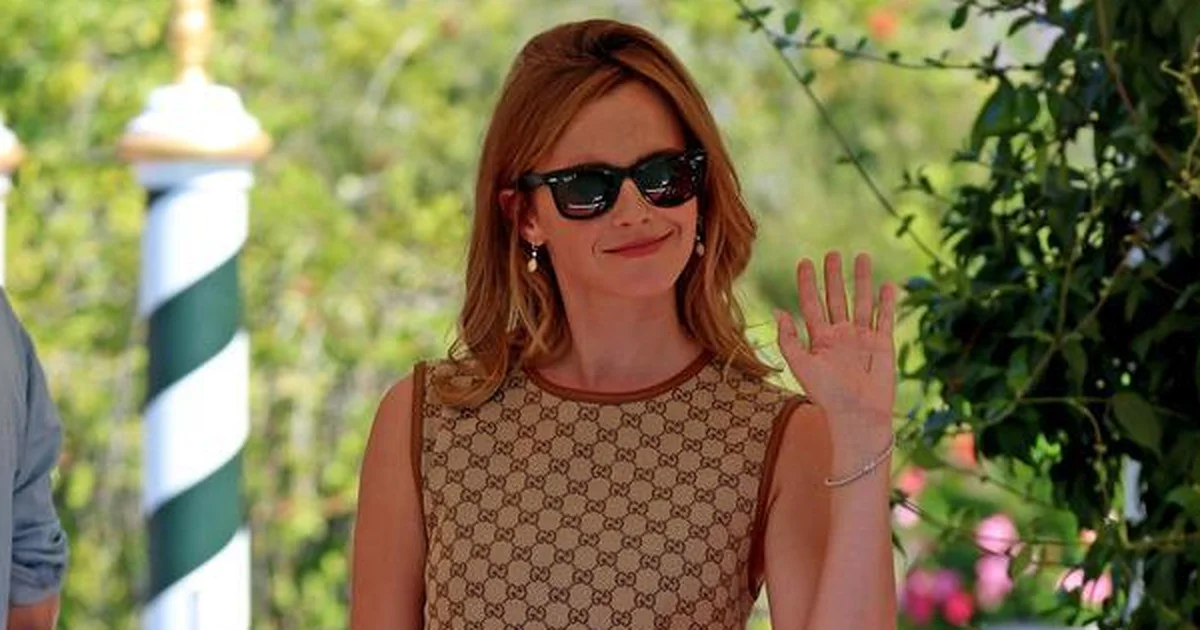 ベネチア国際映画祭の最終日にエマ・ワトソンが初来場。2着のミニ