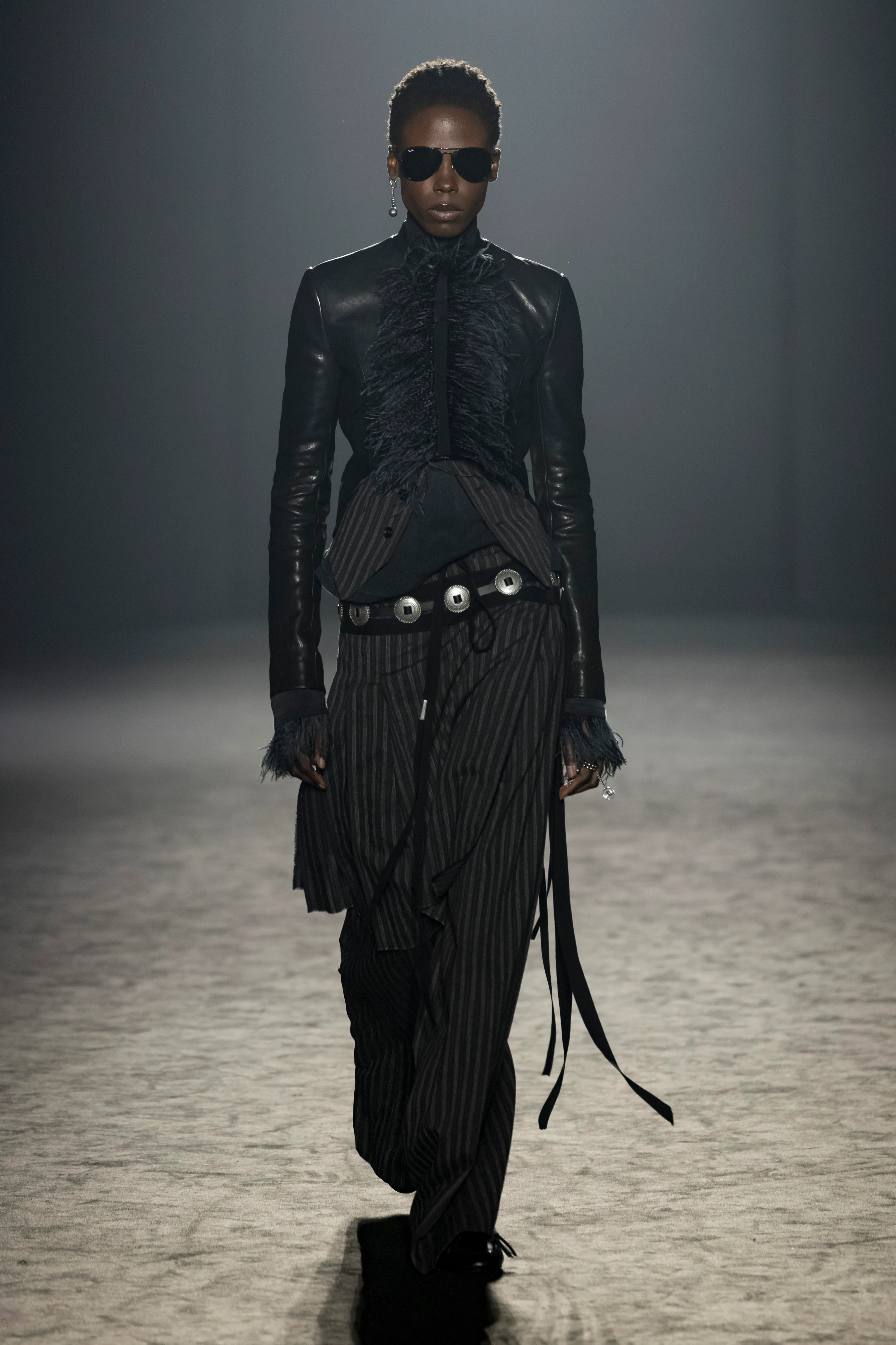 2025年秋冬コレクション_ANN DEMEULEMEESTER(アン ドゥムルメステール)_モデル_29